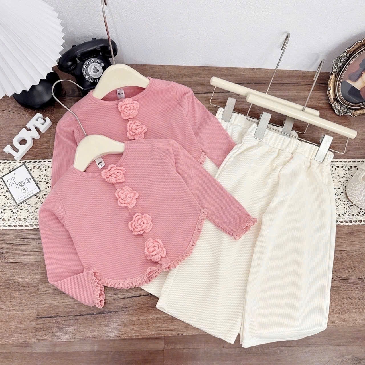 Sét áo hồng cúc hoa quần tăm kem xk cho bé