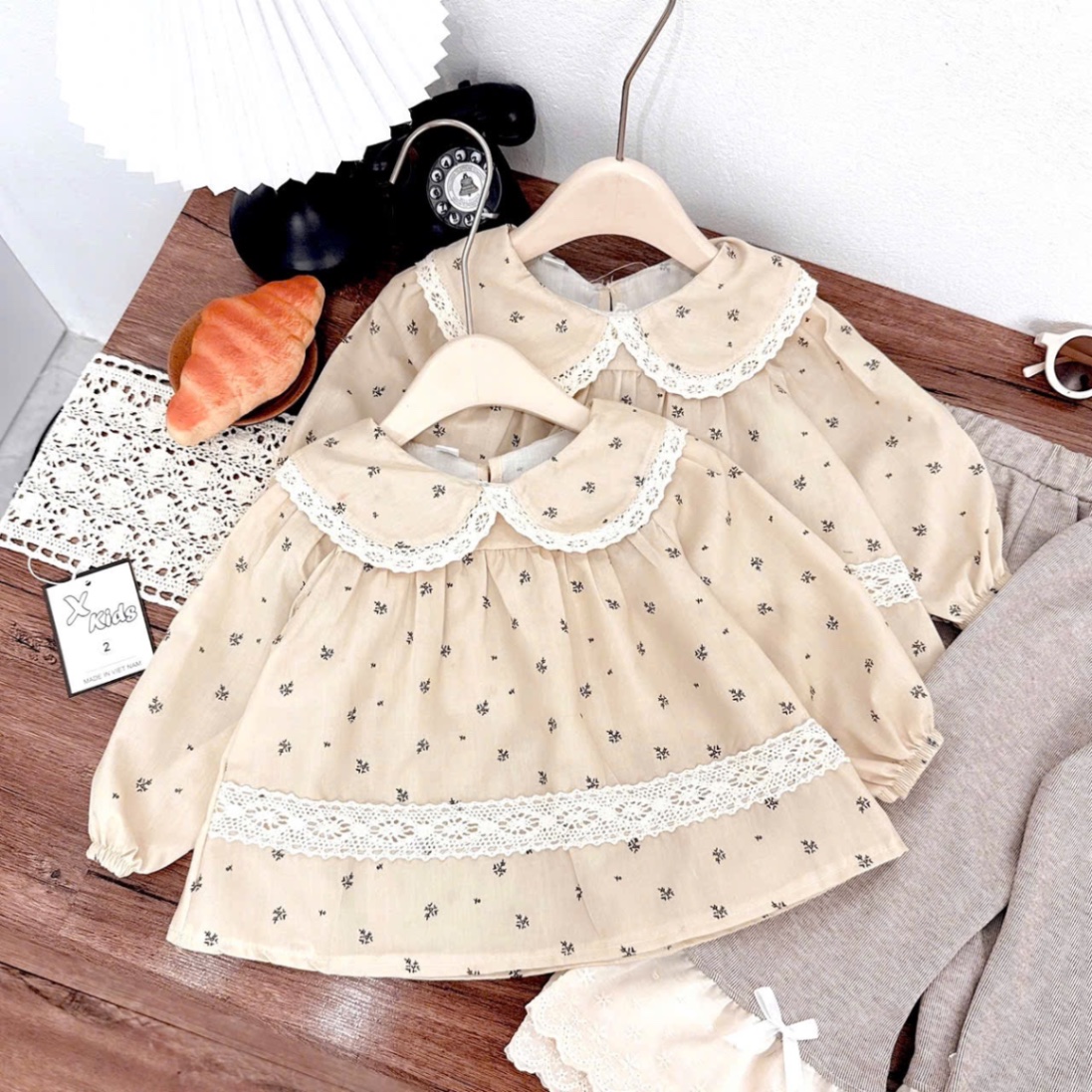 Áo hoa babydoll quần loe phối ren bé gái