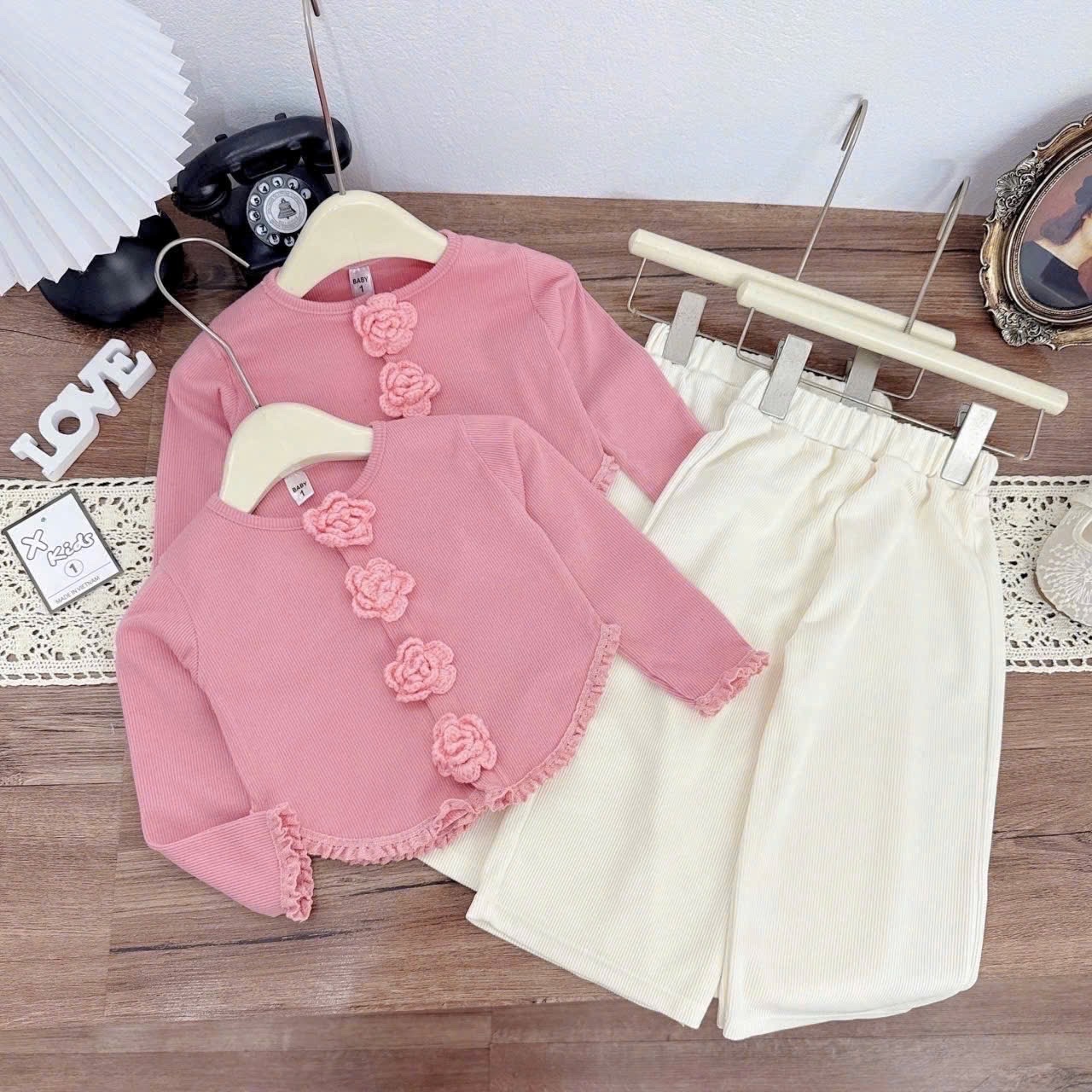 Sét áo hồng cúc hoa quần tăm kem xk cho bé