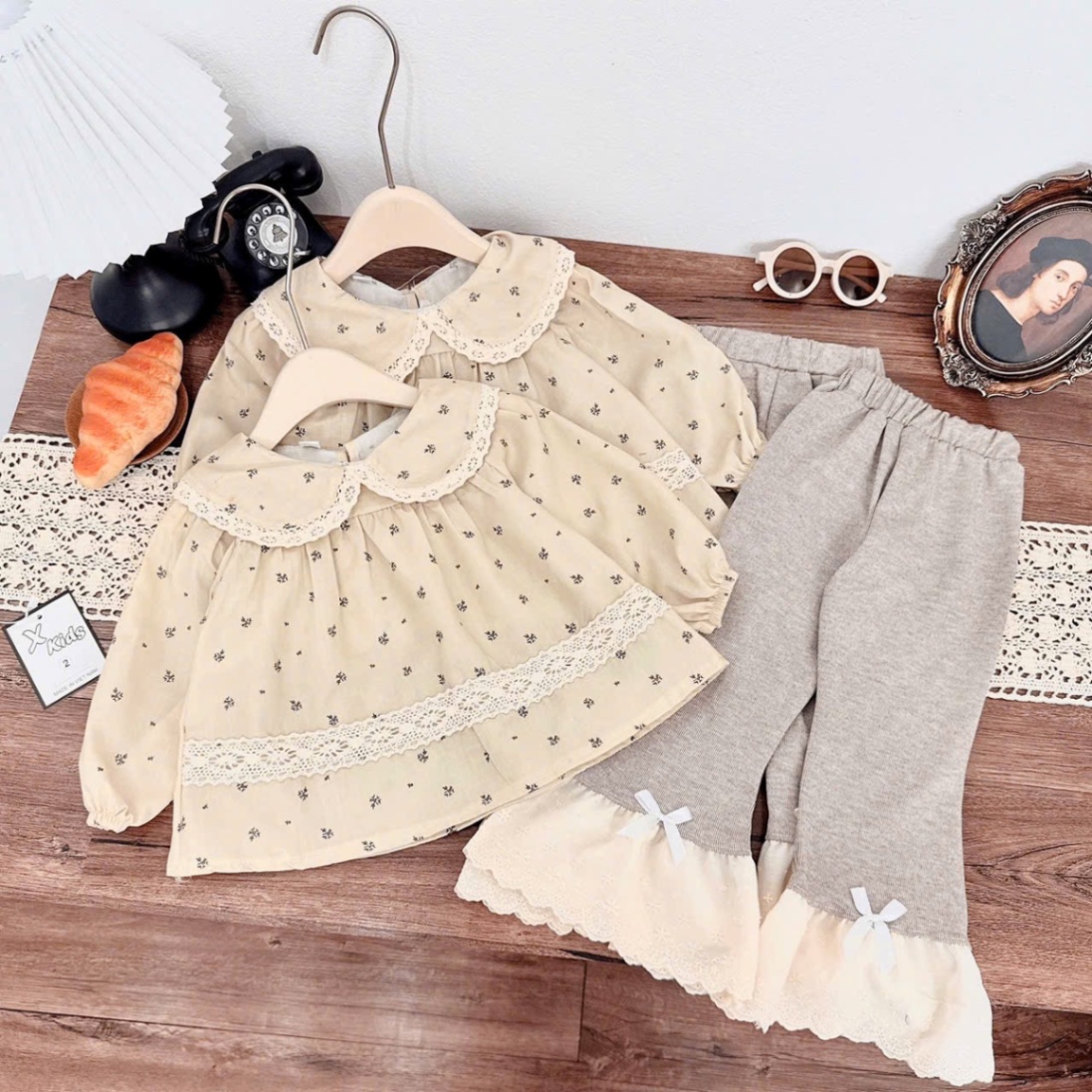 Áo hoa babydoll quần loe phối ren bé gái