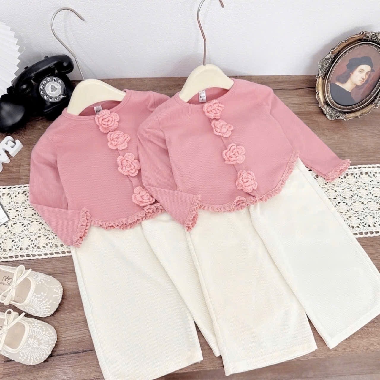 Sét áo hồng cúc hoa quần tăm kem xk cho bé