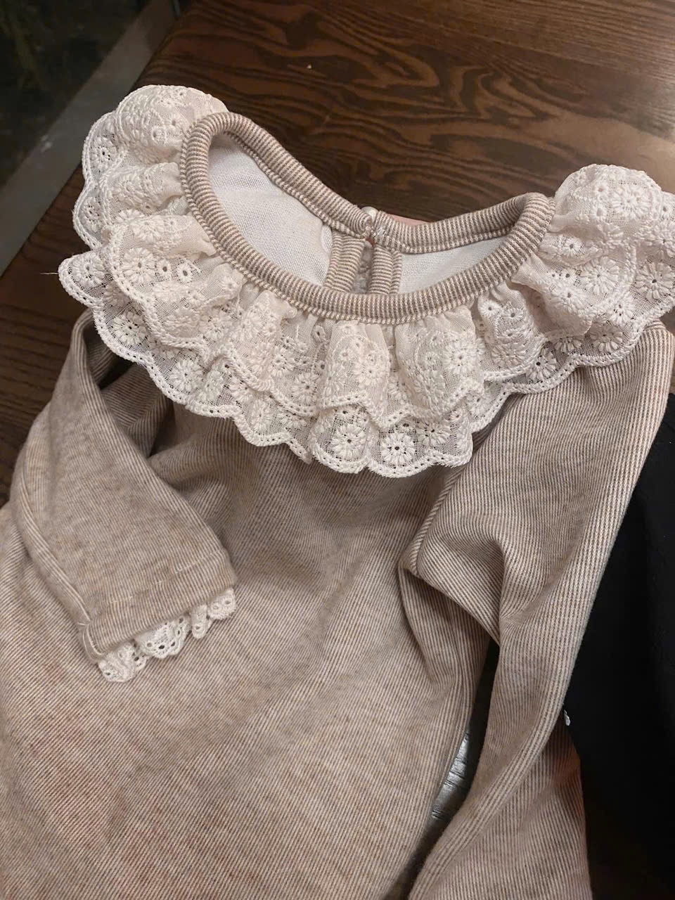 Sét bộ áo tăm lông thỏ nâu hồng cổ ren bé gái