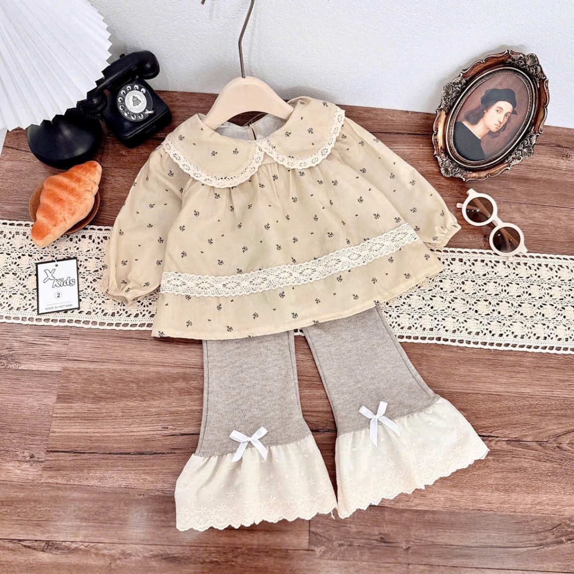 Áo hoa babydoll quần loe phối ren bé gái