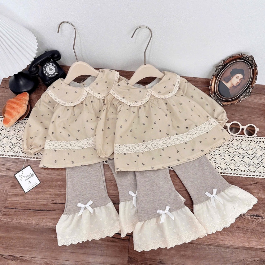 Áo hoa babydoll quần loe phối ren bé gái