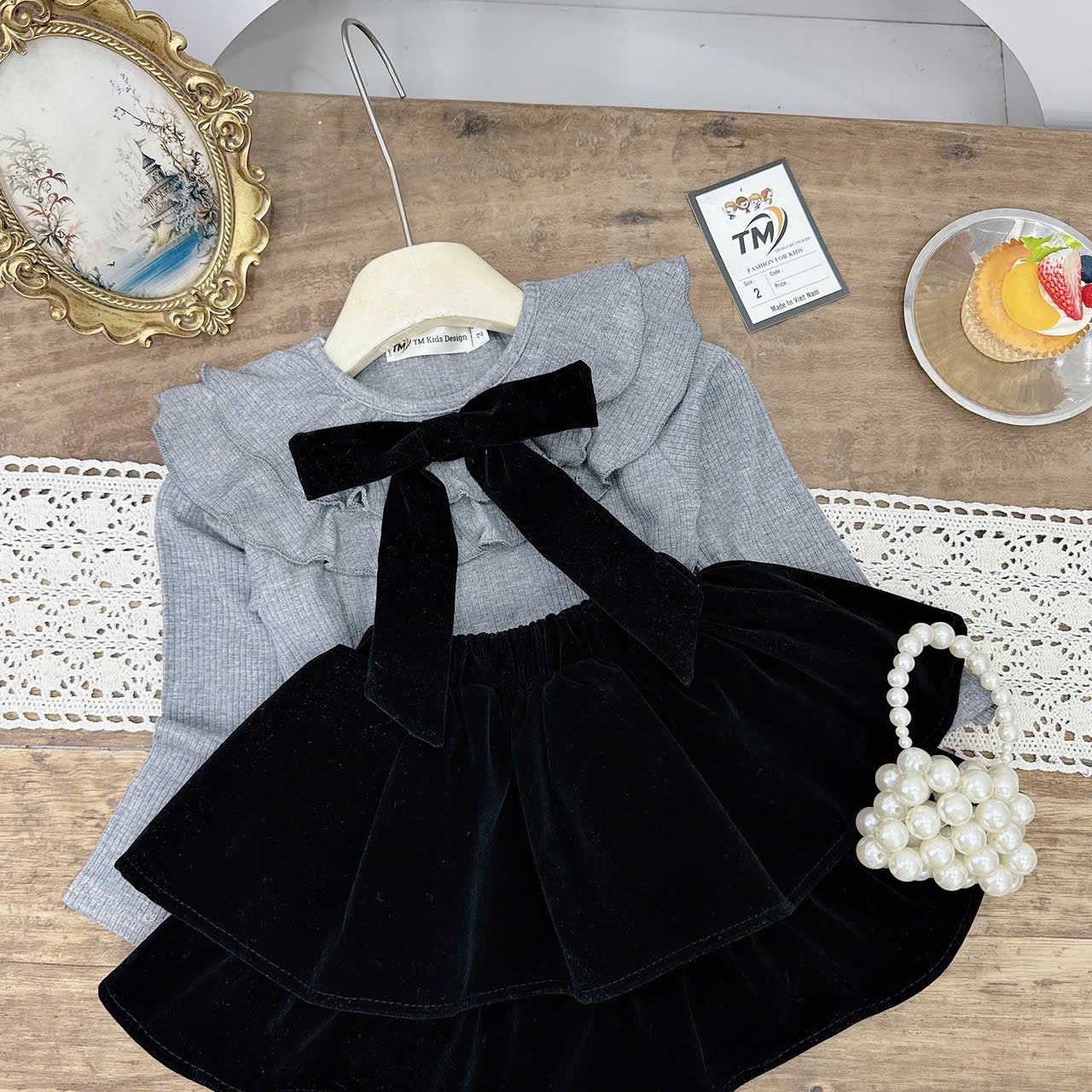 Sét áo tăm cổ nơ đen cv tầng bé gái