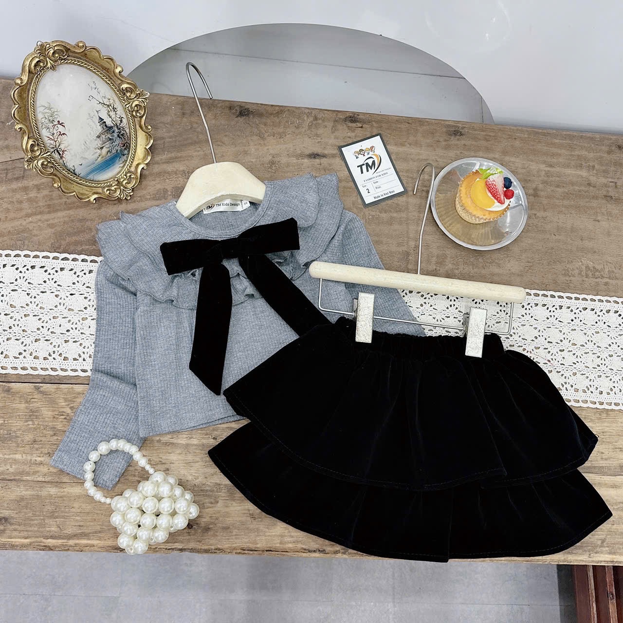 Sét áo tăm cổ nơ đen cv tầng bé gái