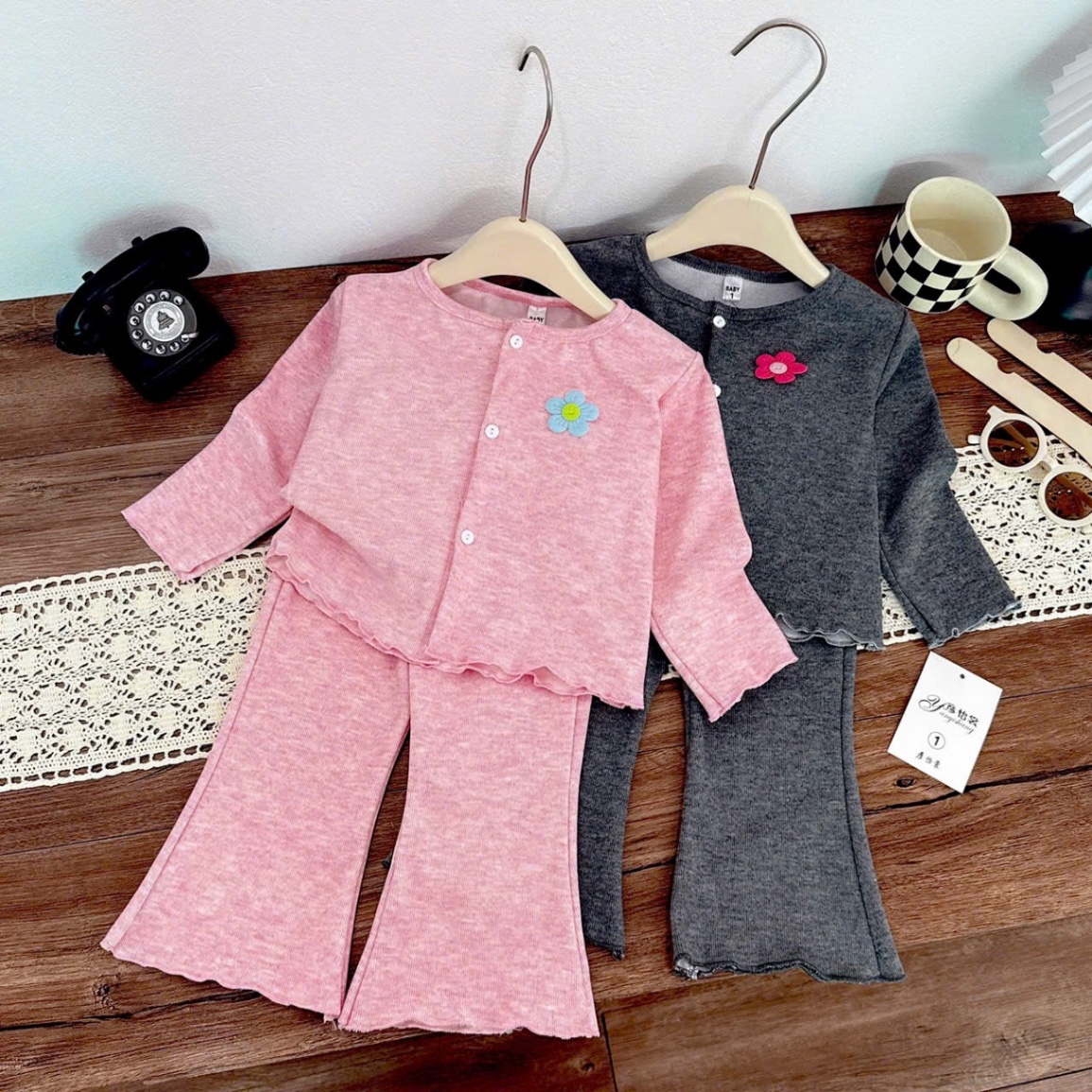 Sét tăm thỏ cài cúc đính hoa ngực quần dài bé gái