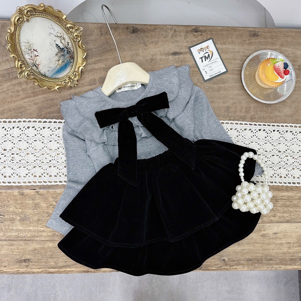 Sét áo tăm cổ nơ đen cv tầng bé gái
