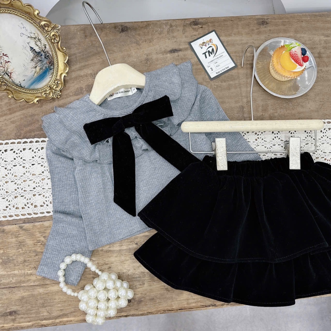 Sét áo tăm cổ nơ đen cv tầng bé gái