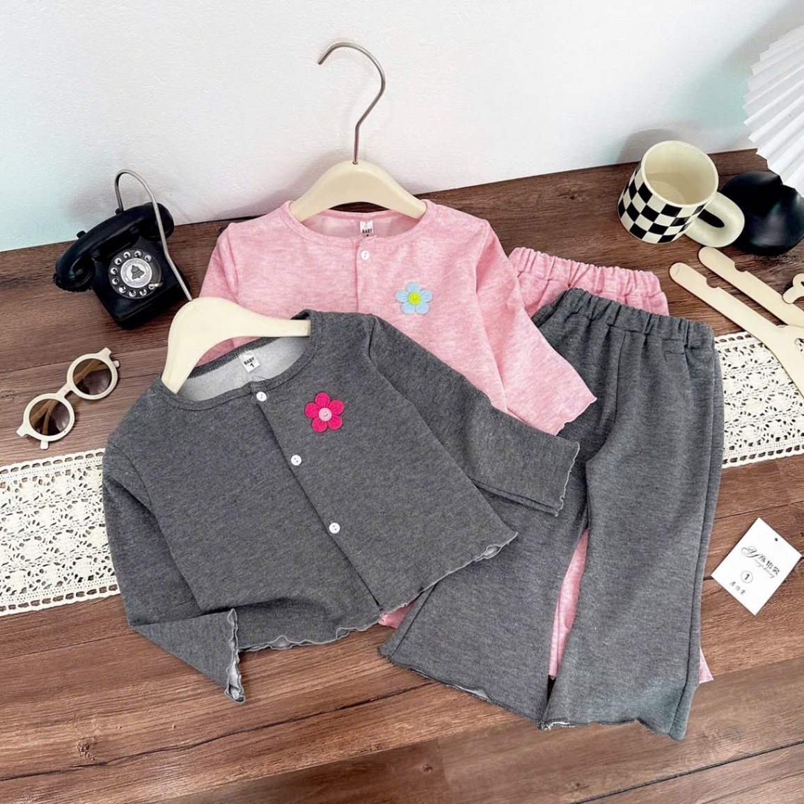 Sét tăm thỏ cài cúc đính hoa ngực quần dài bé gái