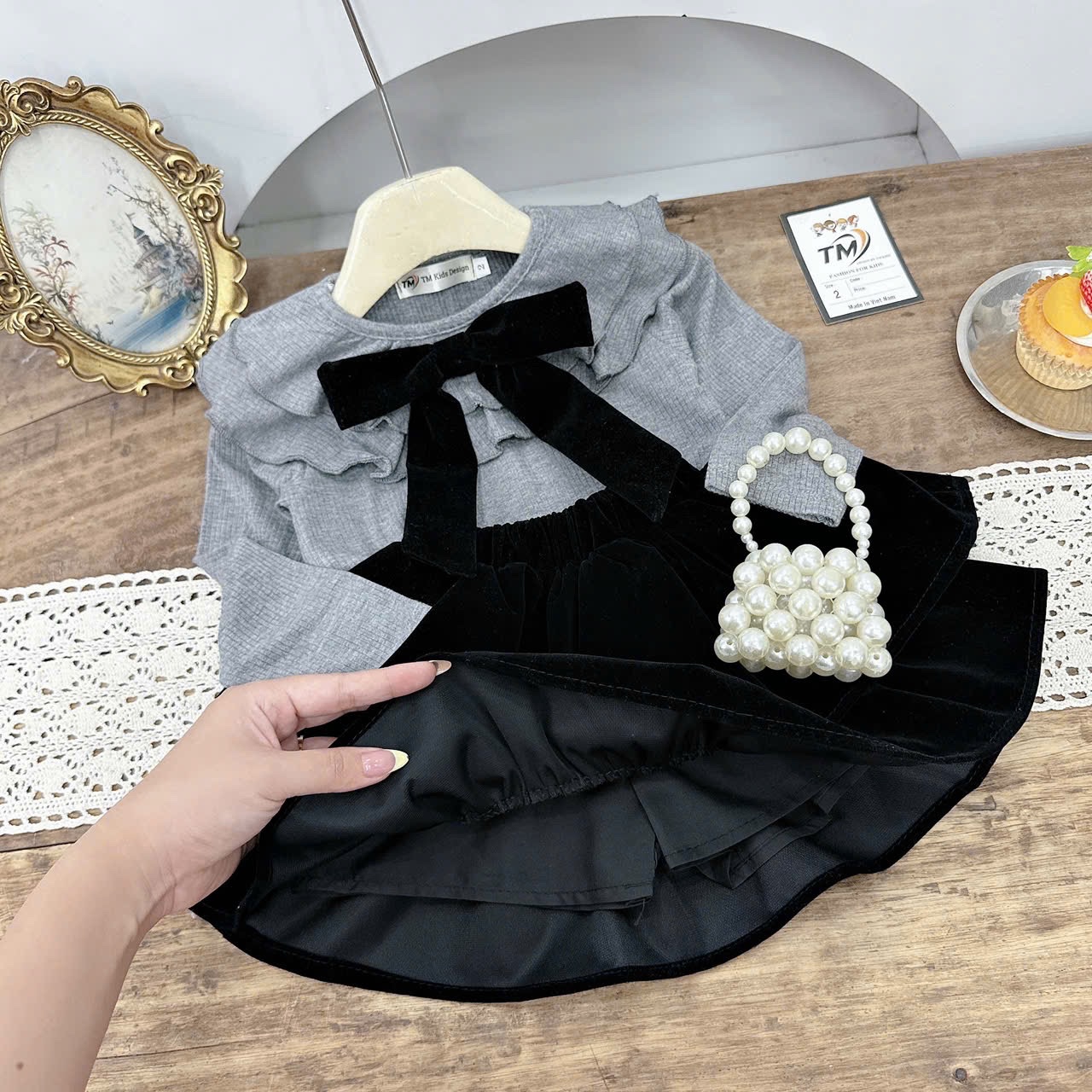 Sét áo tăm cổ nơ đen cv tầng bé gái