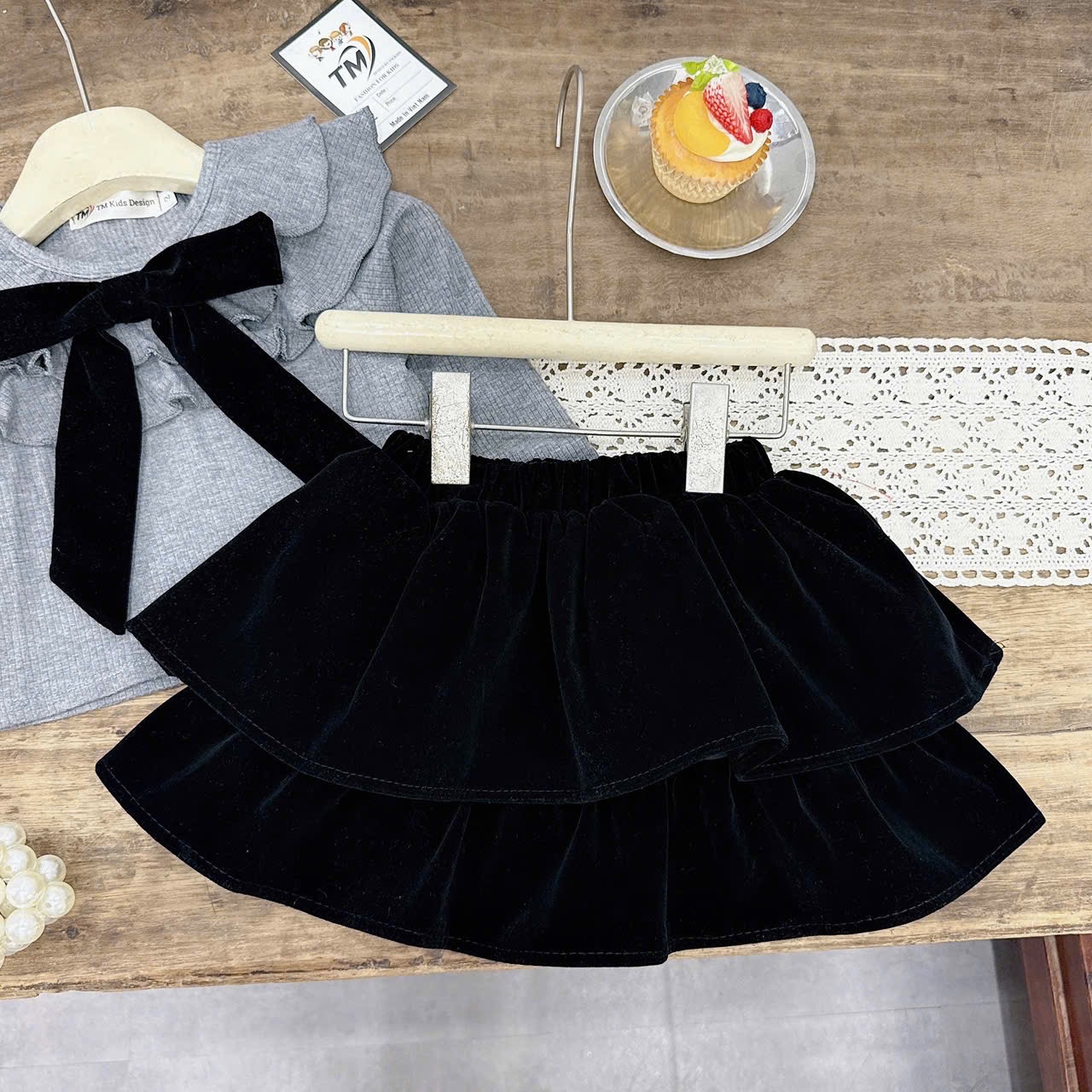 Sét áo tăm cổ nơ đen cv tầng bé gái