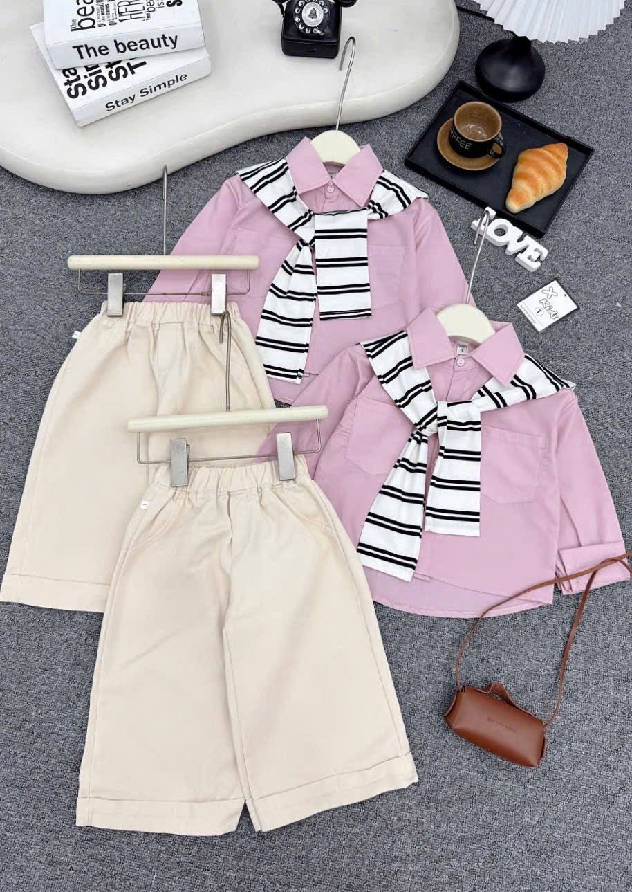 Sét áo sơ mi hồng kèm khăn quần kaki xuômg bé gái