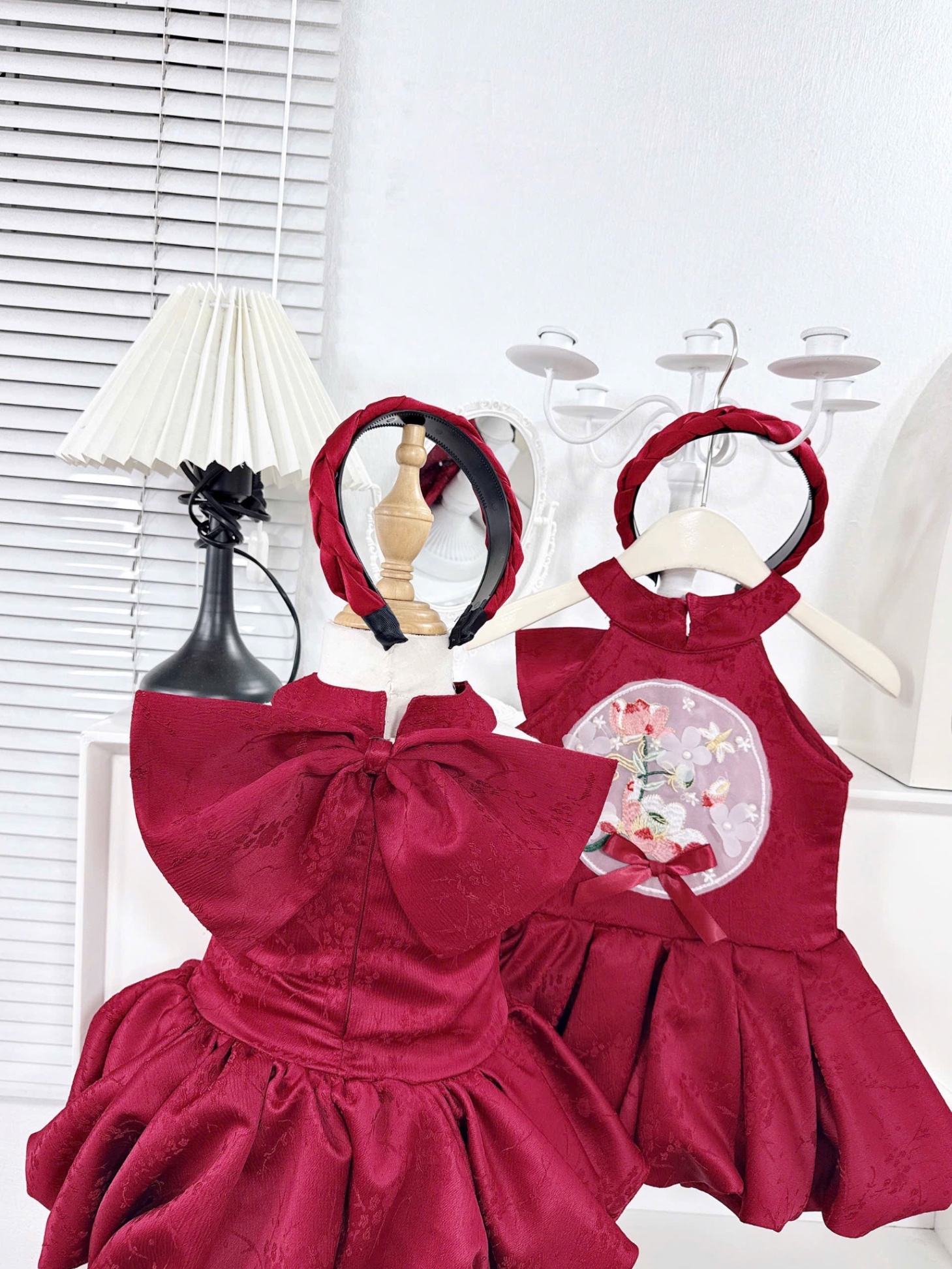Sét váy đỏ thân bồng kèm xược và nơ rời bé gái
