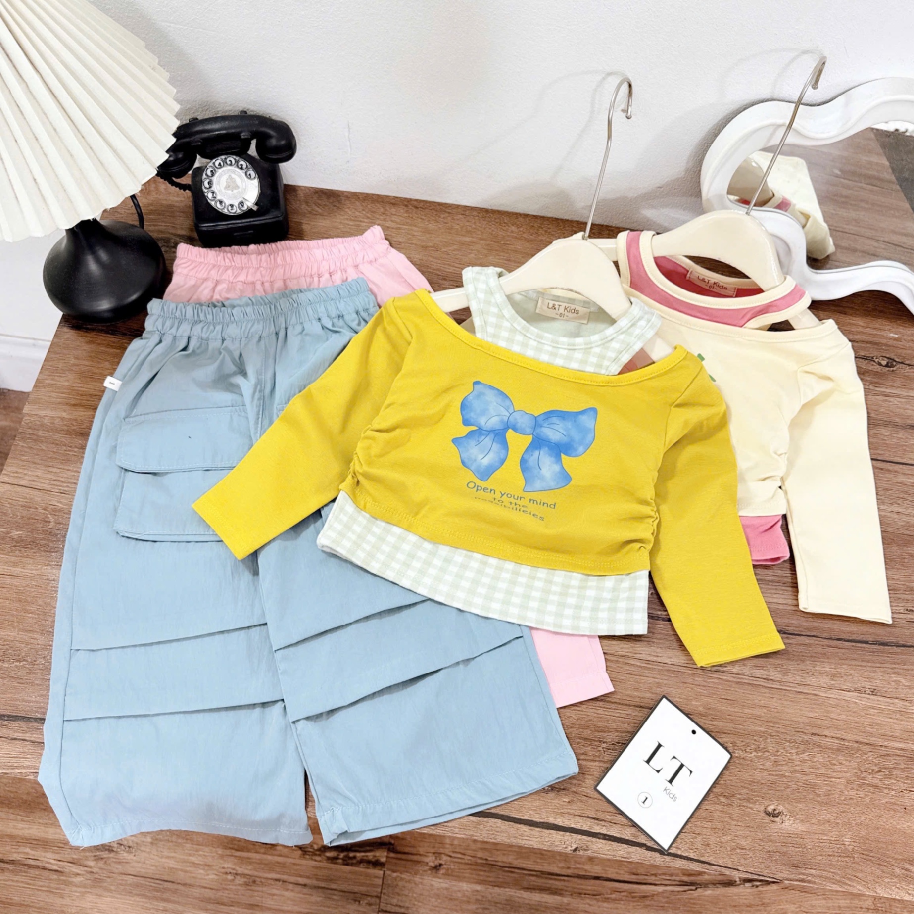 Sét áo rút sườn cổ yếm quần xuông lt bé gái