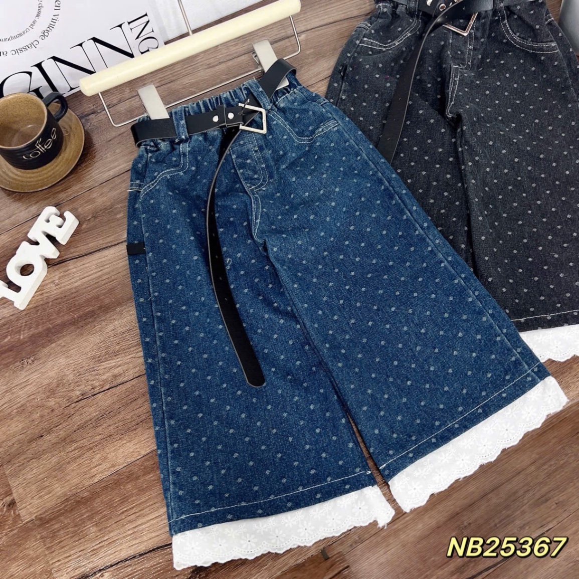 Quần bò xuông gấu phối ren kèm đai bé gái