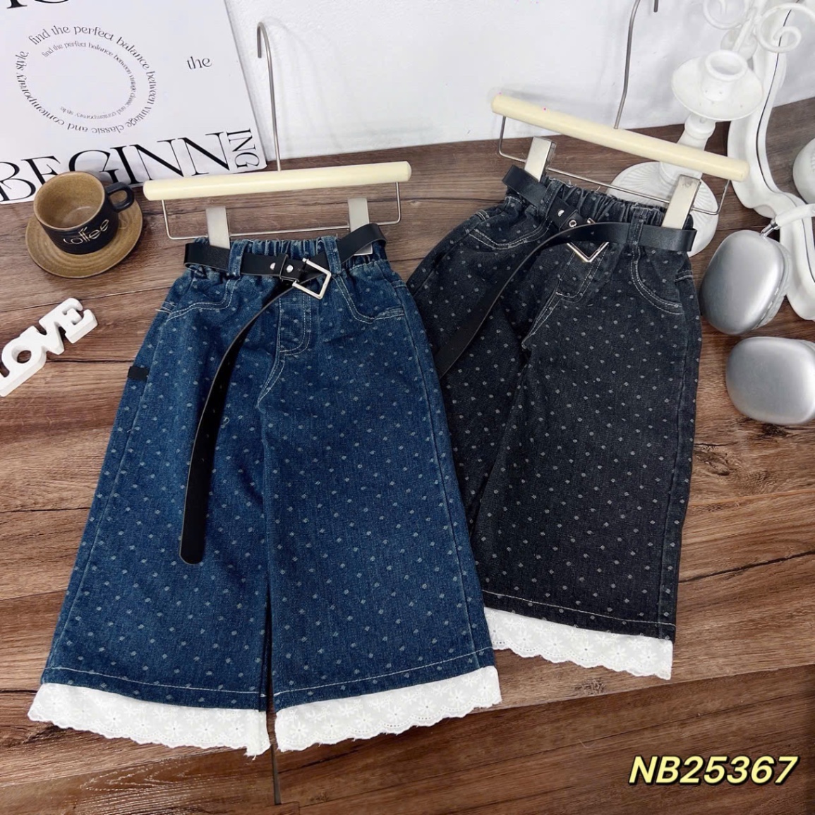 Quần bò xuông gấu phối ren kèm đai bé gái