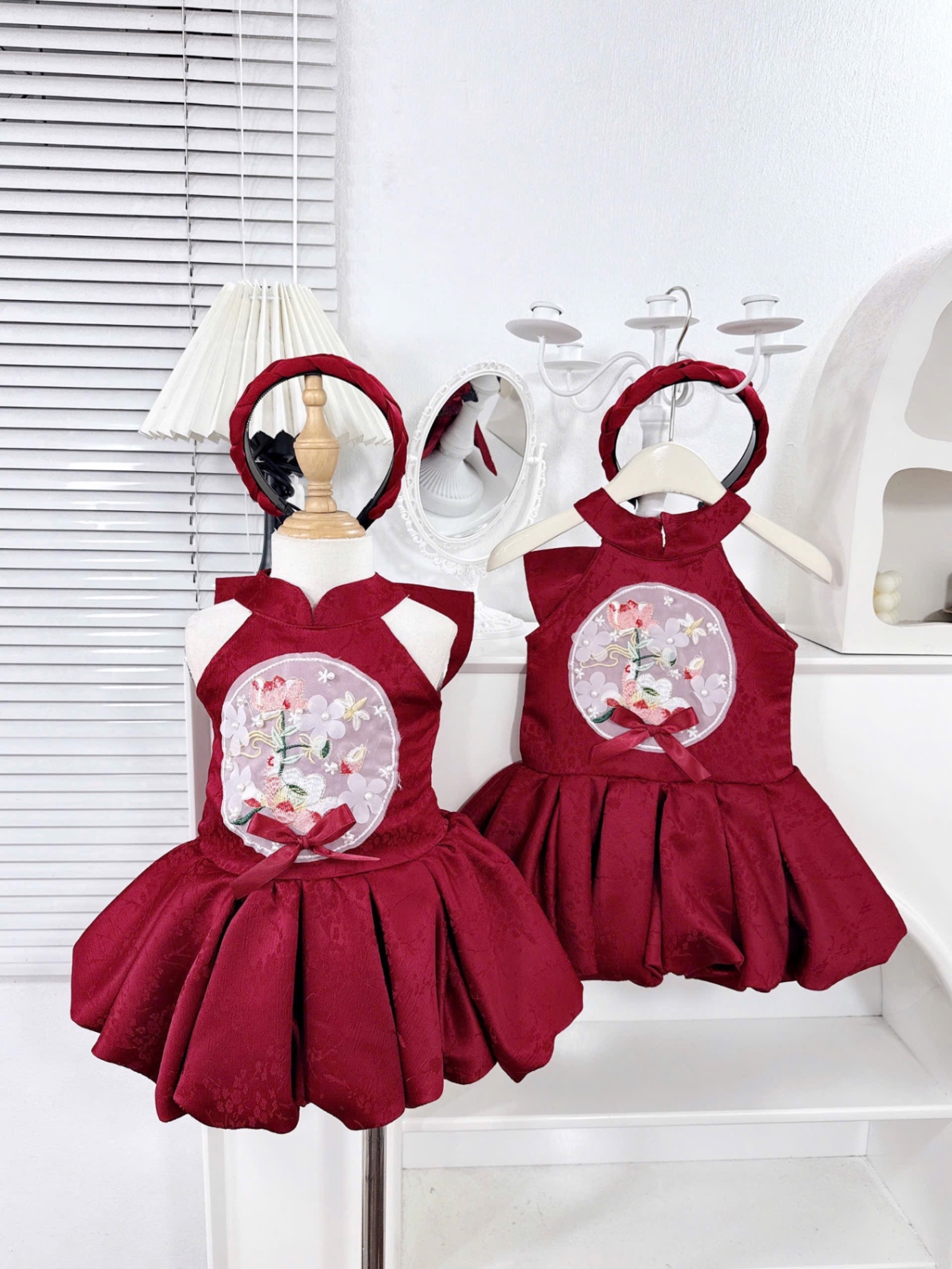 Sét váy đỏ thân bồng kèm xược và nơ rời bé gái