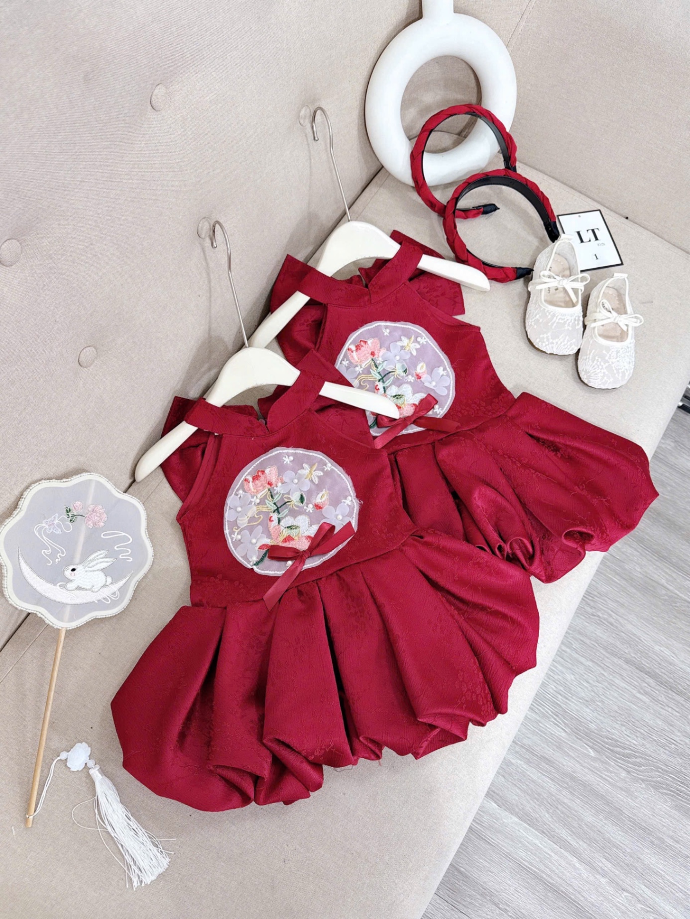 Sét váy đỏ thân bồng kèm xược và nơ rời bé gái