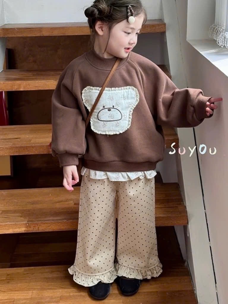 Sét áo nỉ mặt gấu quần trắng chấm bi bé gái