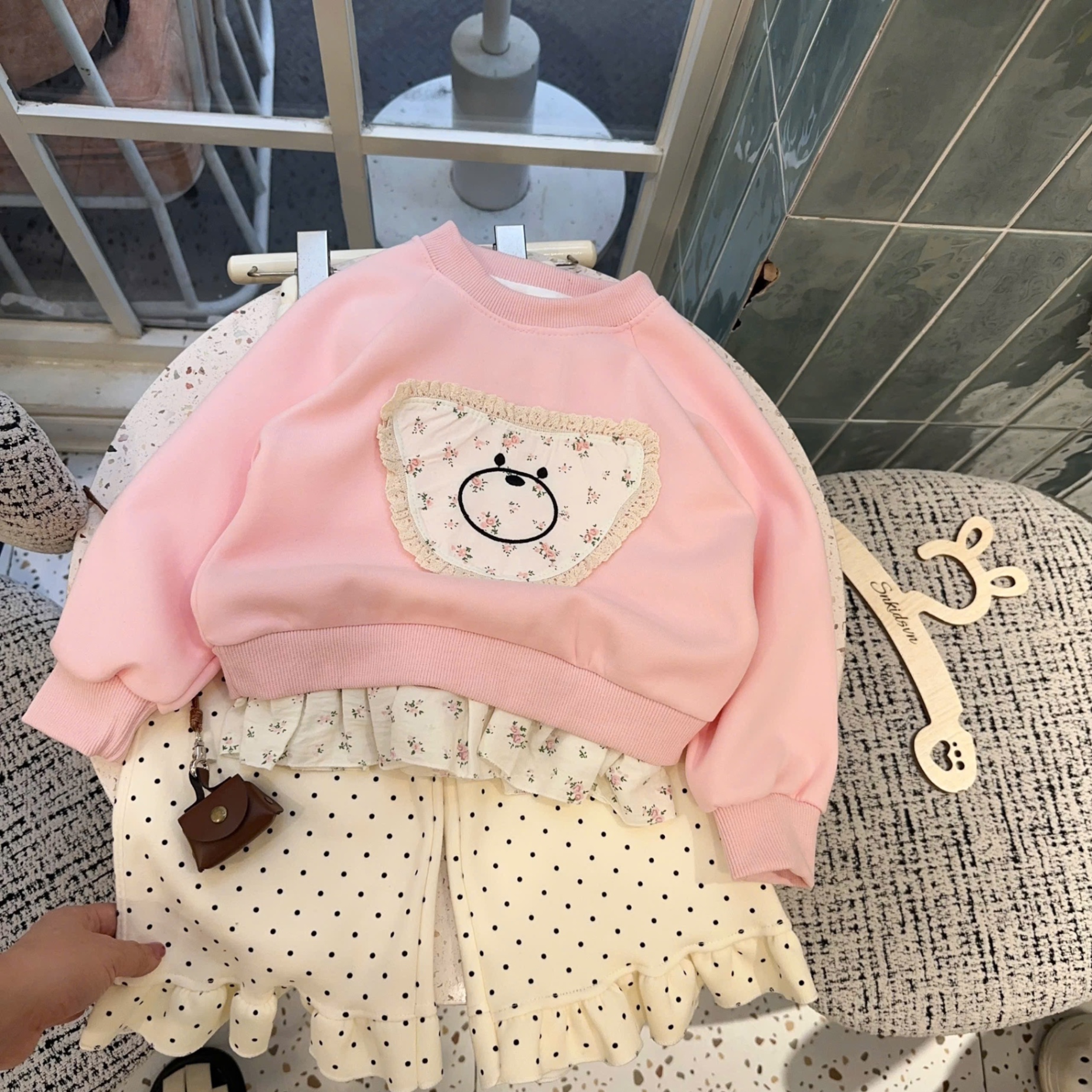 Sét áo nỉ mặt gấu quần trắng chấm bi bé gái