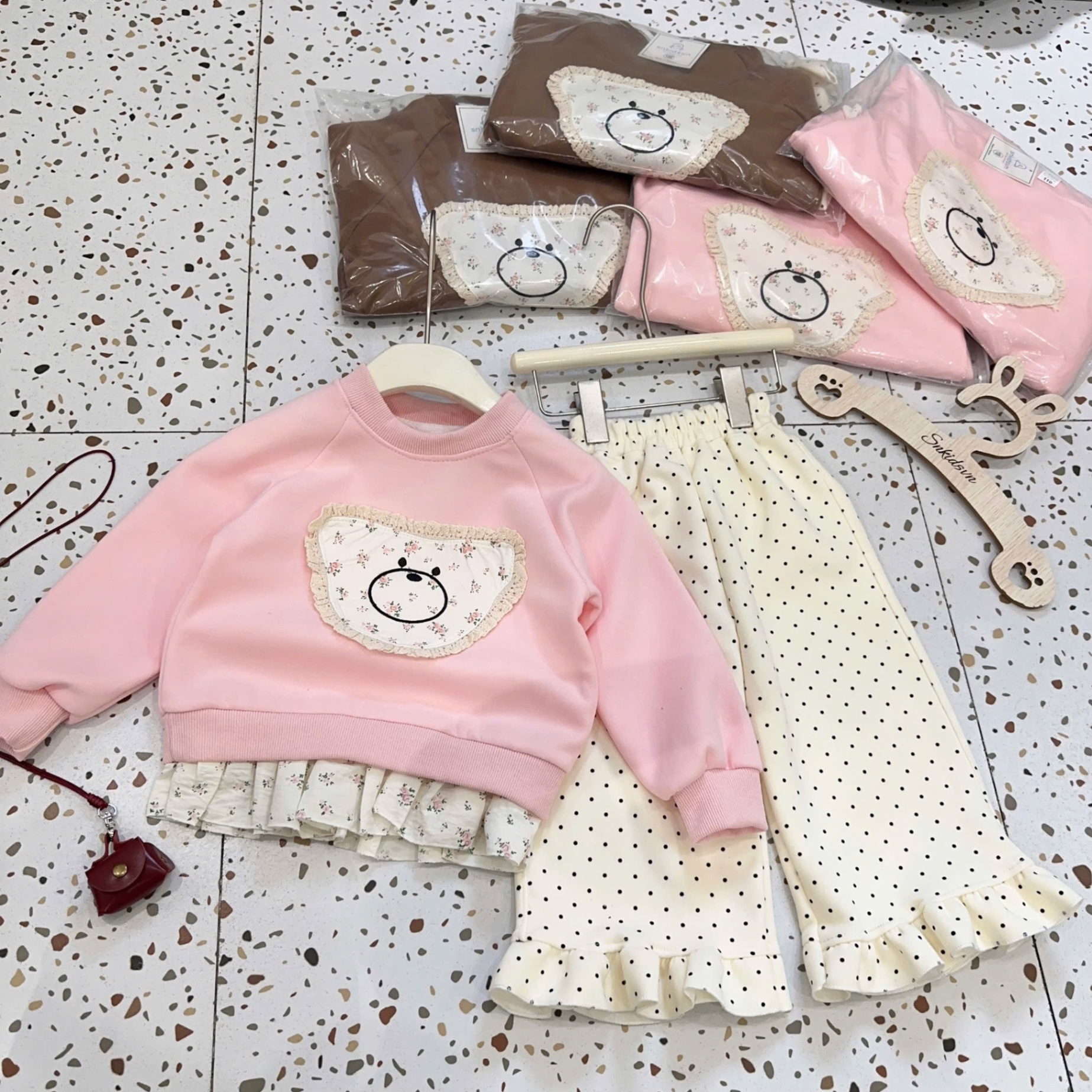 Sét áo nỉ mặt gấu quần trắng chấm bi bé gái
