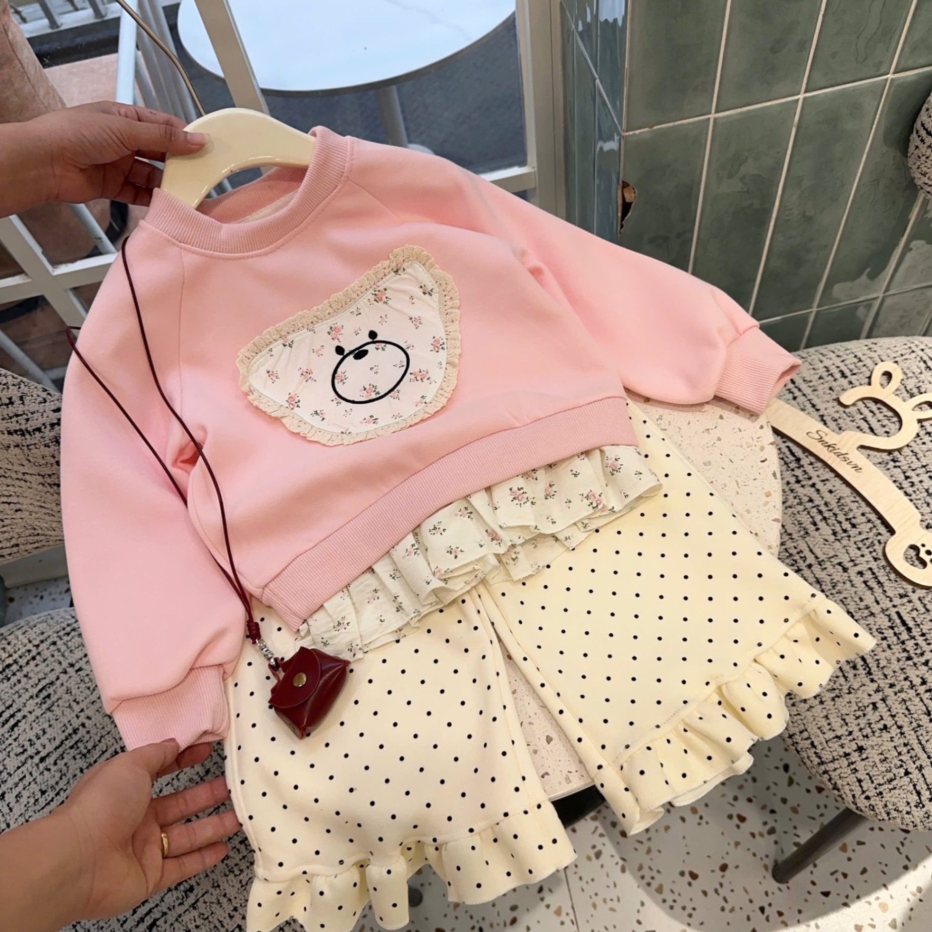 Sét áo nỉ mặt gấu quần trắng chấm bi bé gái
