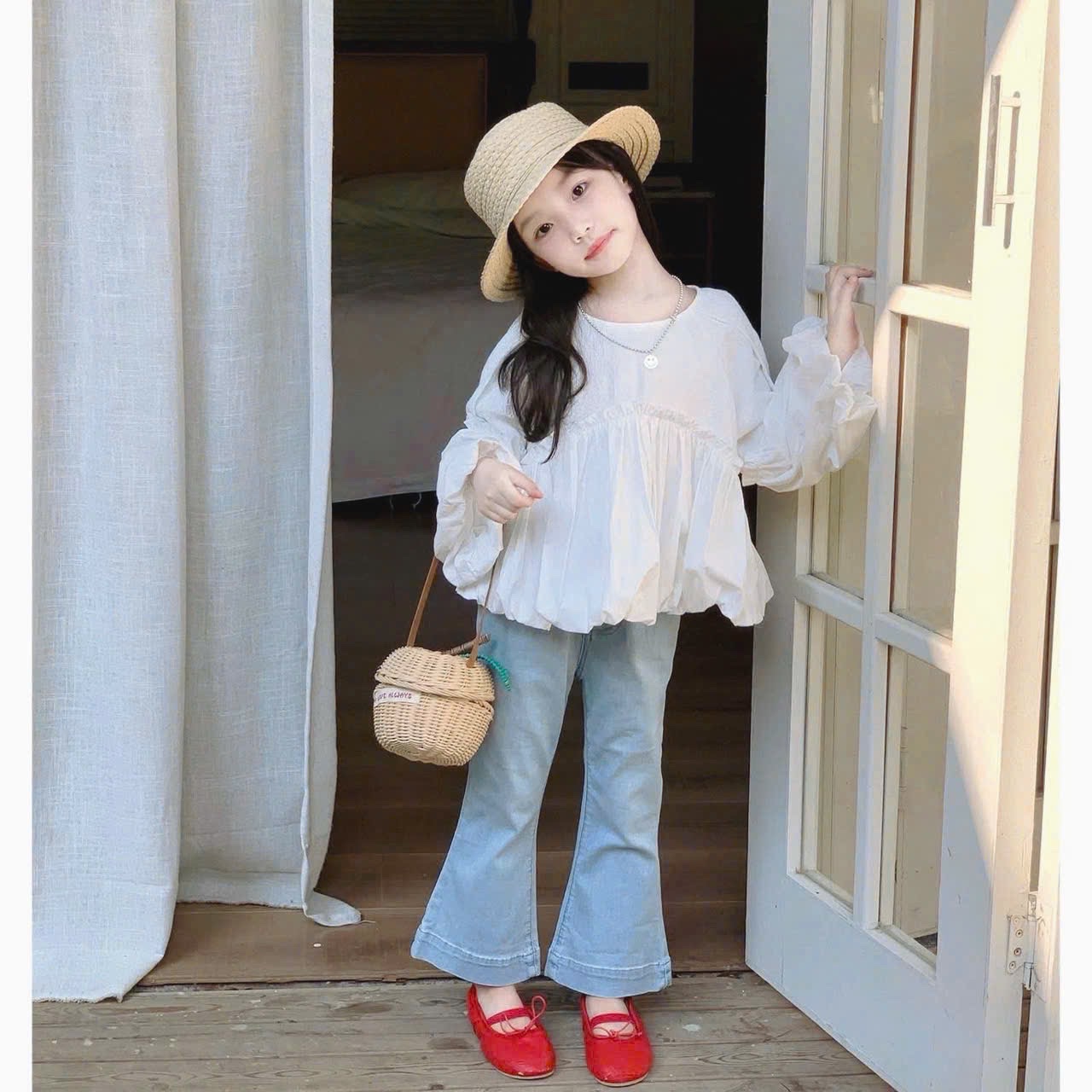 Sét áo trắng babydoll tay tùng quần bò loe bé gái