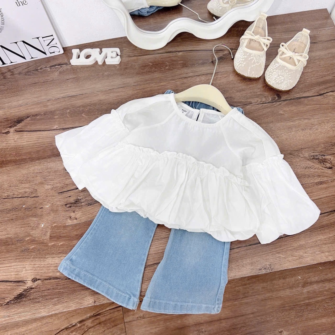 Sét áo trắng babydoll tay tùng quần bò loe bé gái