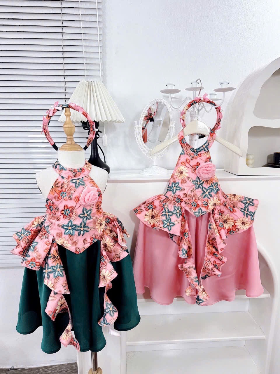 Sét gấm hoa cổ yếm tua rua kèm bờm cv lụa đẹp bé gái