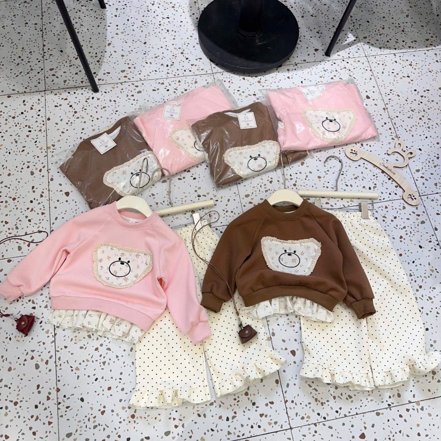 Sét áo nỉ mặt gấu quần trắng chấm bi bé gái