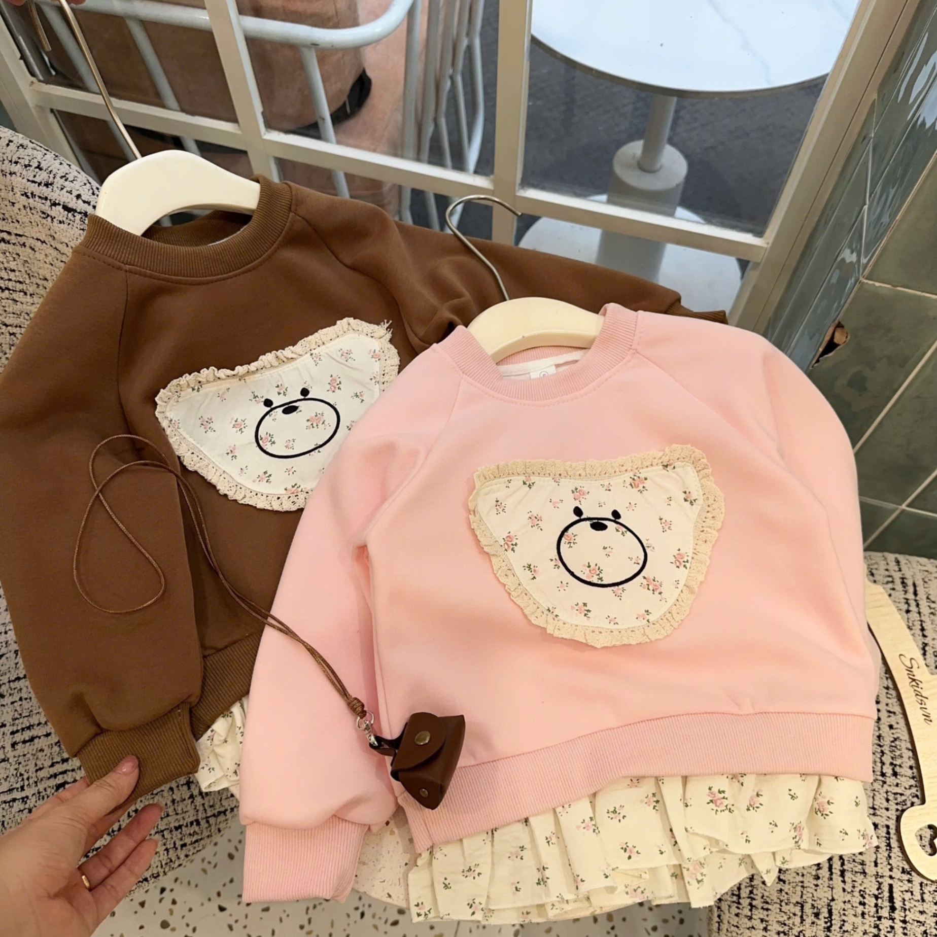 Sét áo nỉ mặt gấu quần trắng chấm bi bé gái