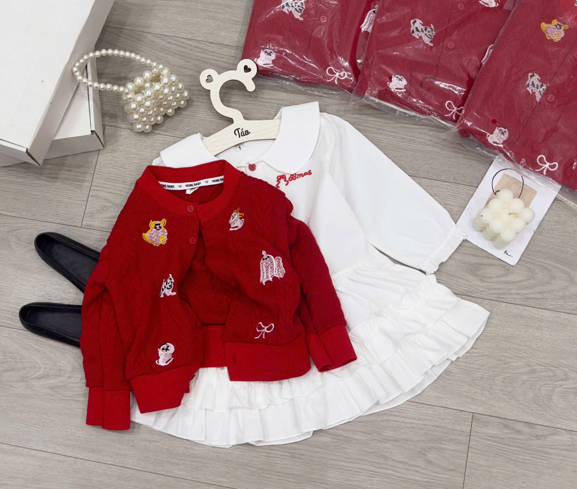 Sét áo len đỏ kèm váy trắng bé gái
