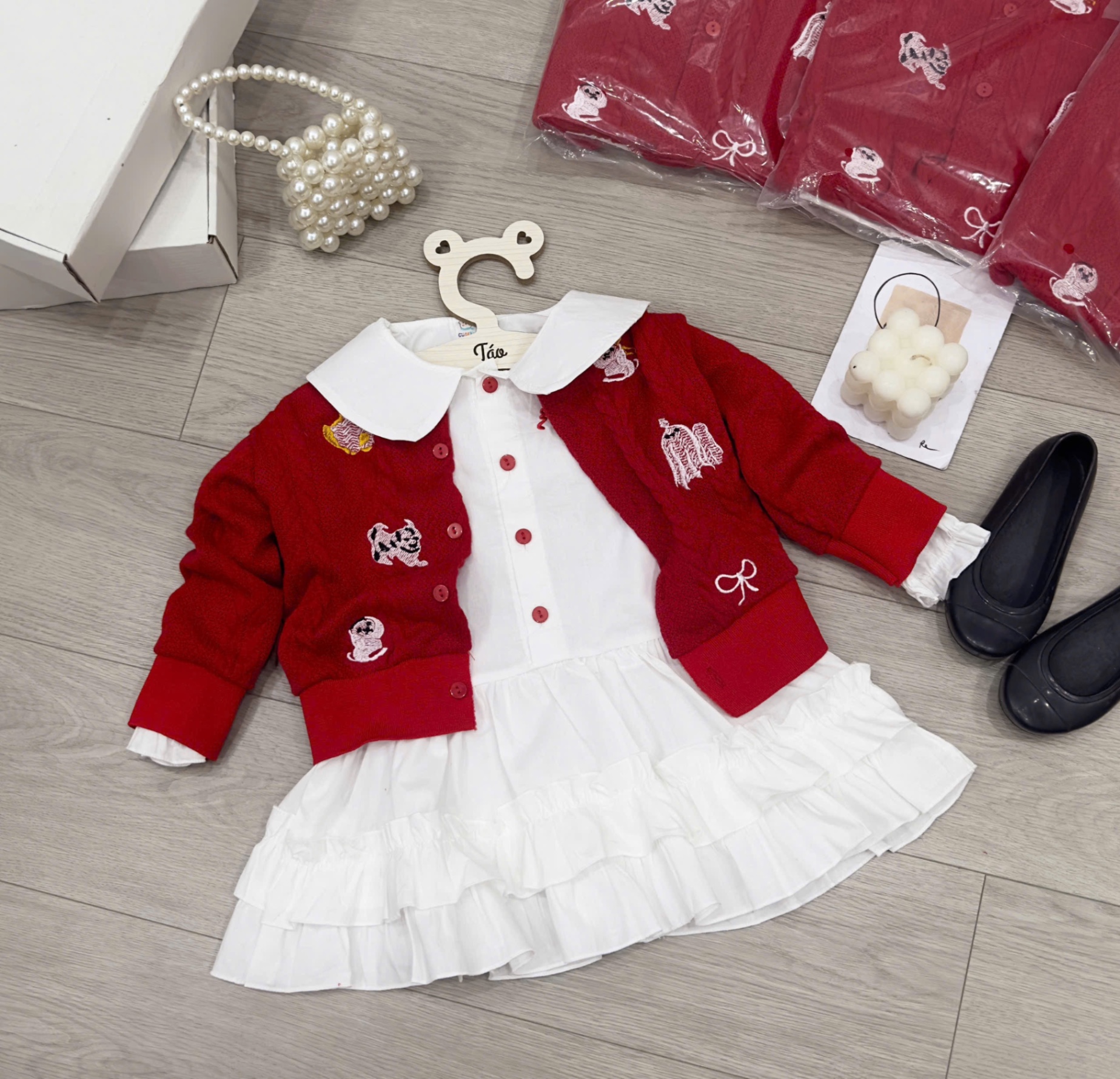 Sét áo len đỏ kèm váy trắng bé gái