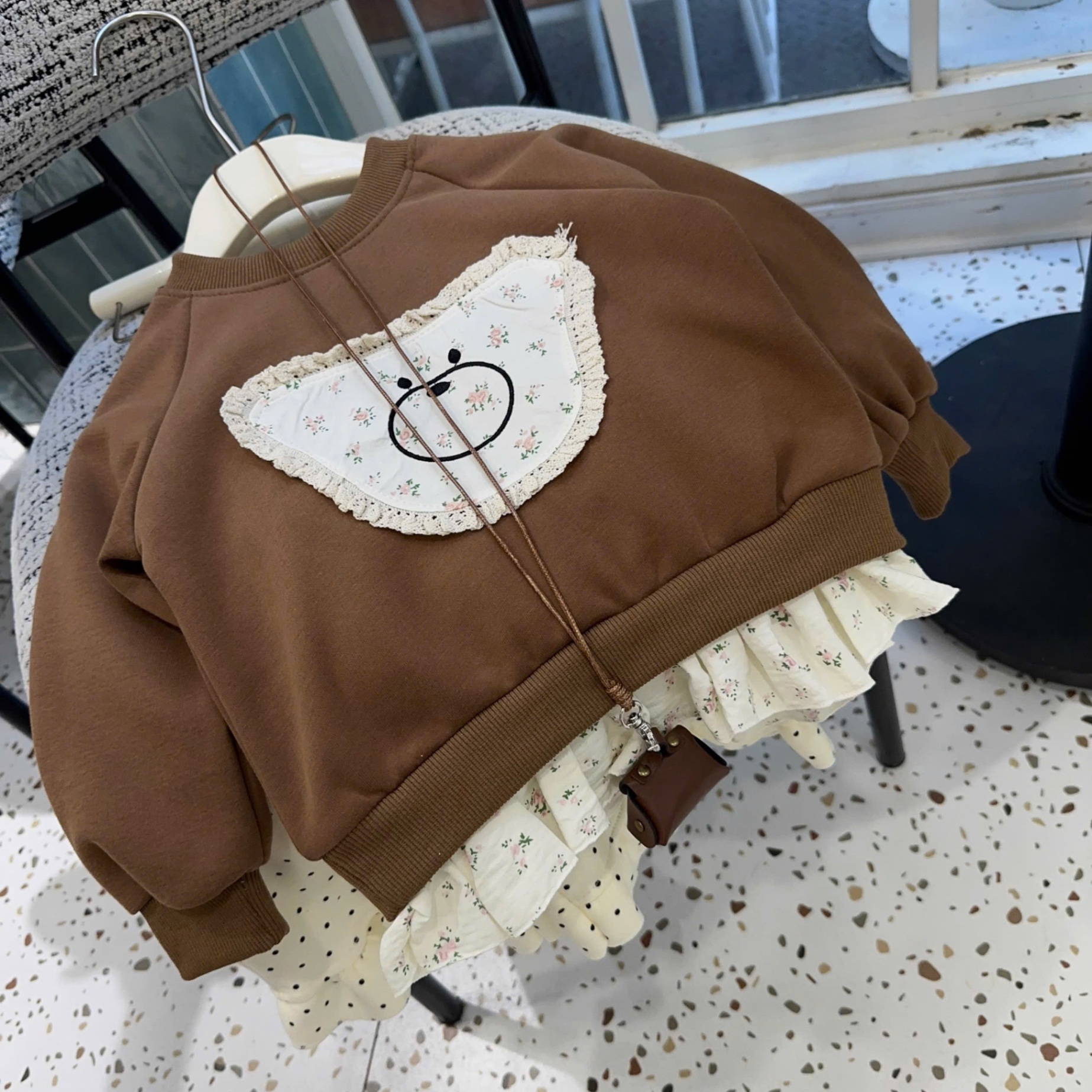 Sét áo nỉ mặt gấu quần trắng chấm bi bé gái