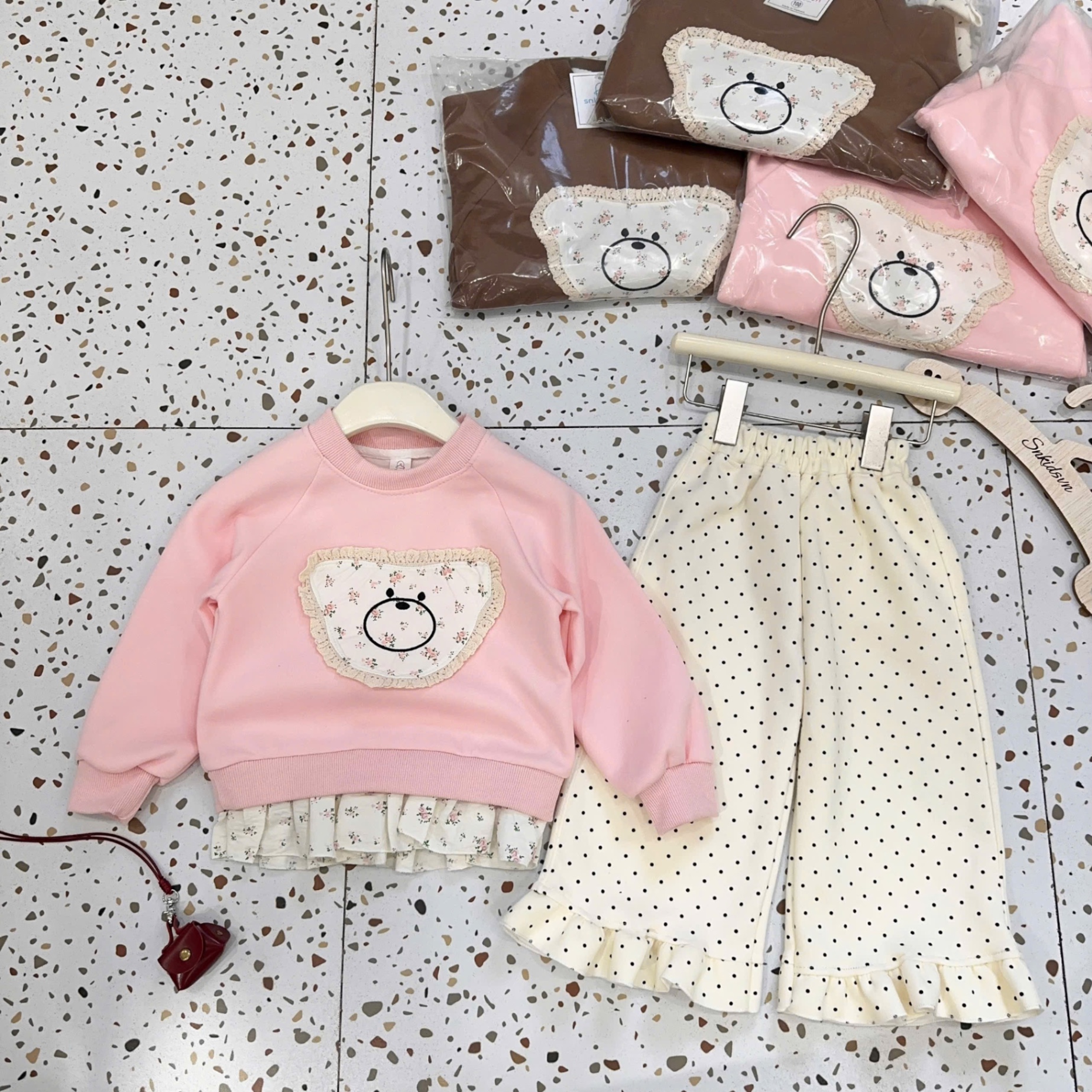 Sét áo nỉ mặt gấu quần trắng chấm bi bé gái