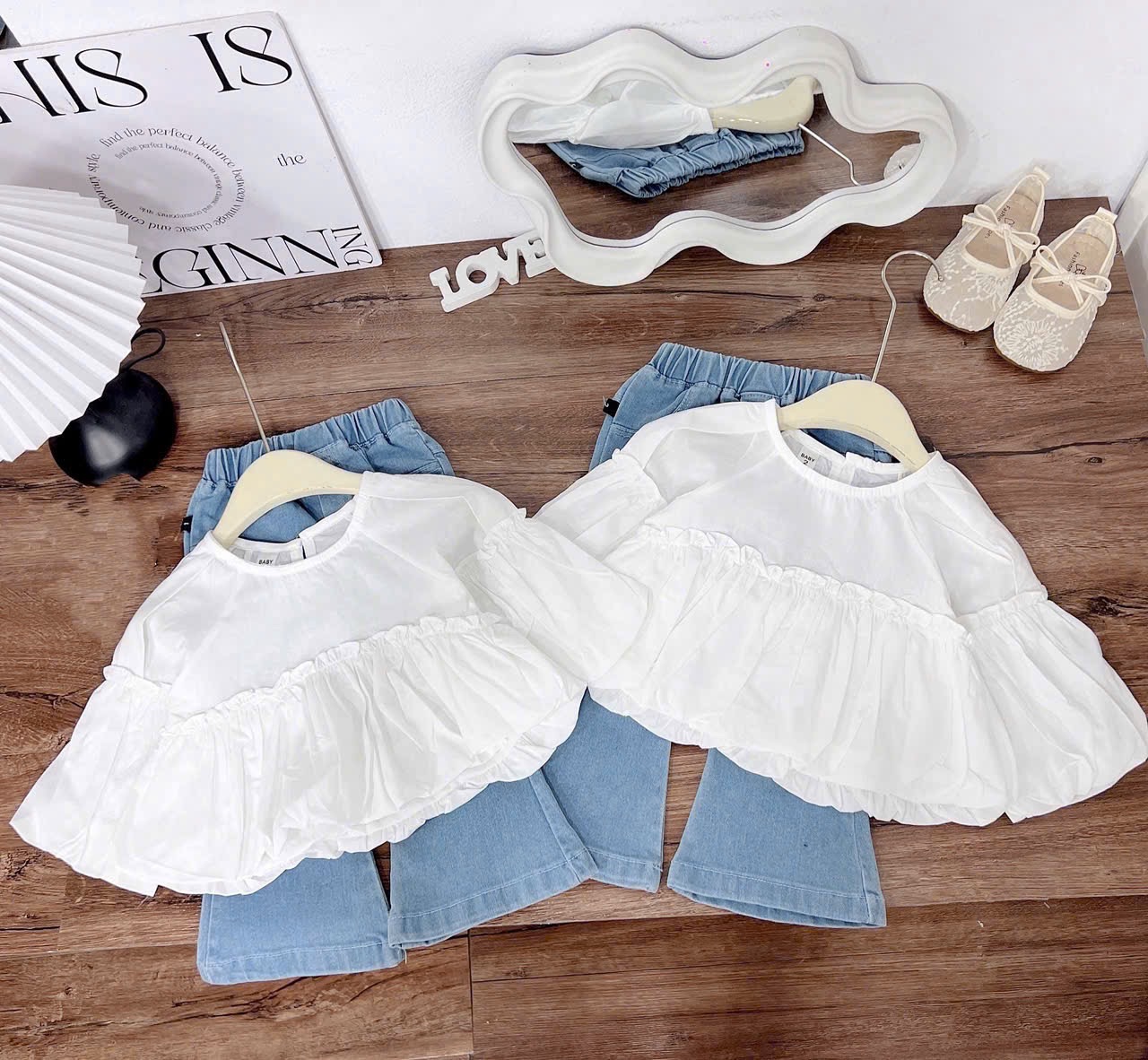 Sét áo trắng babydoll tay tùng quần bò loe bé gái