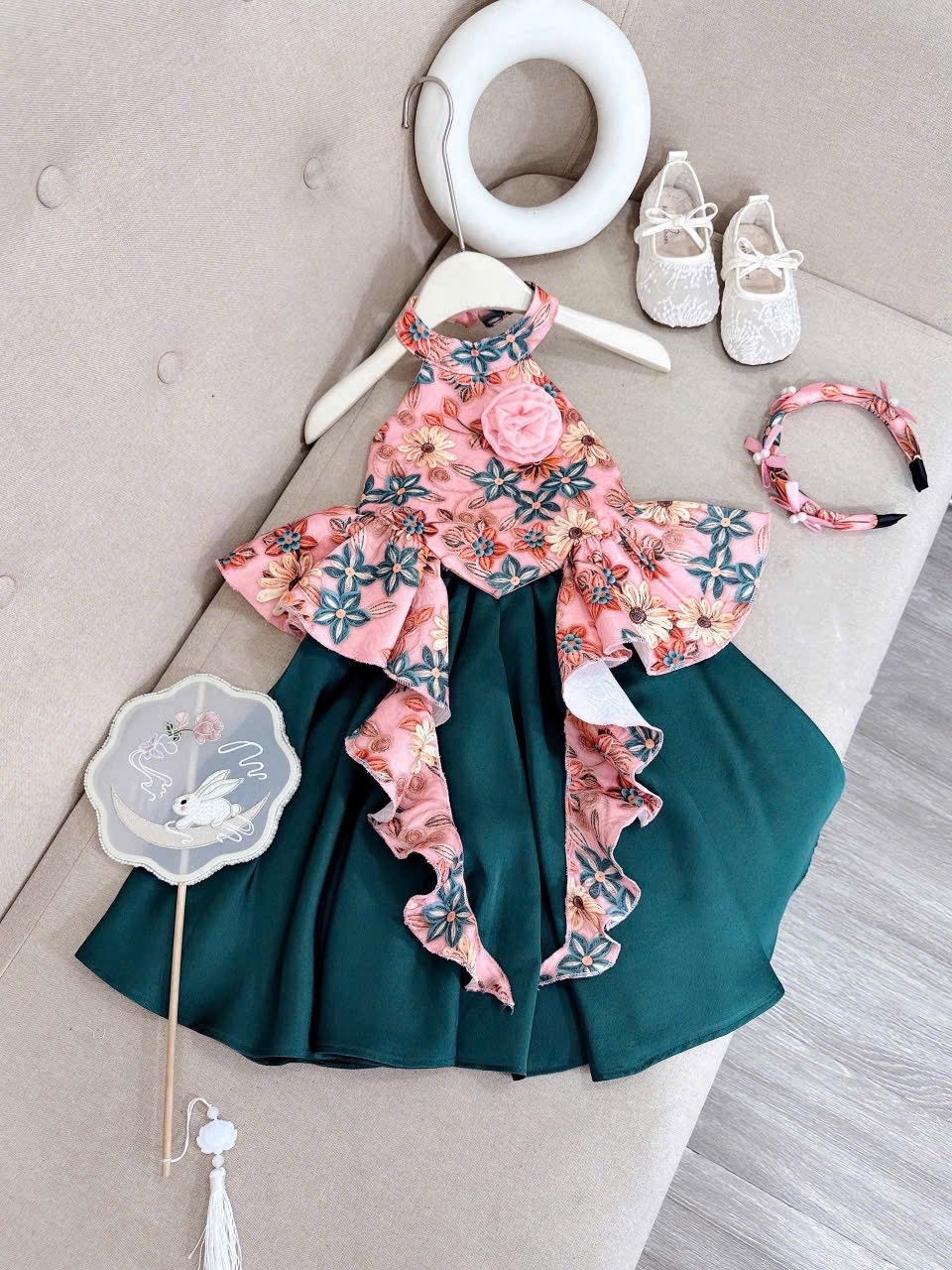 Sét gấm hoa cổ yếm tua rua kèm bờm cv lụa đẹp bé gái