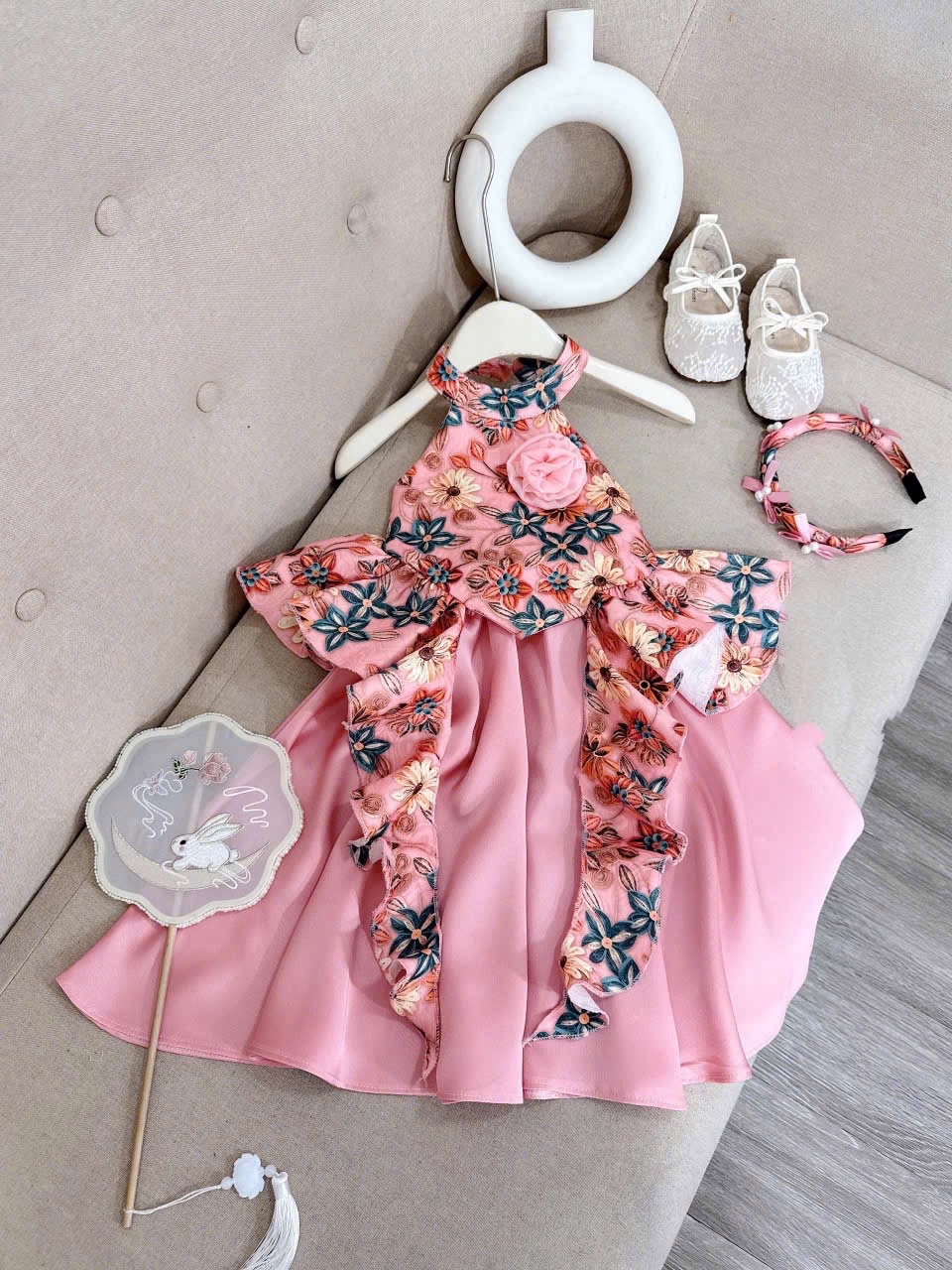 Sét gấm hoa cổ yếm tua rua kèm bờm cv lụa đẹp bé gái