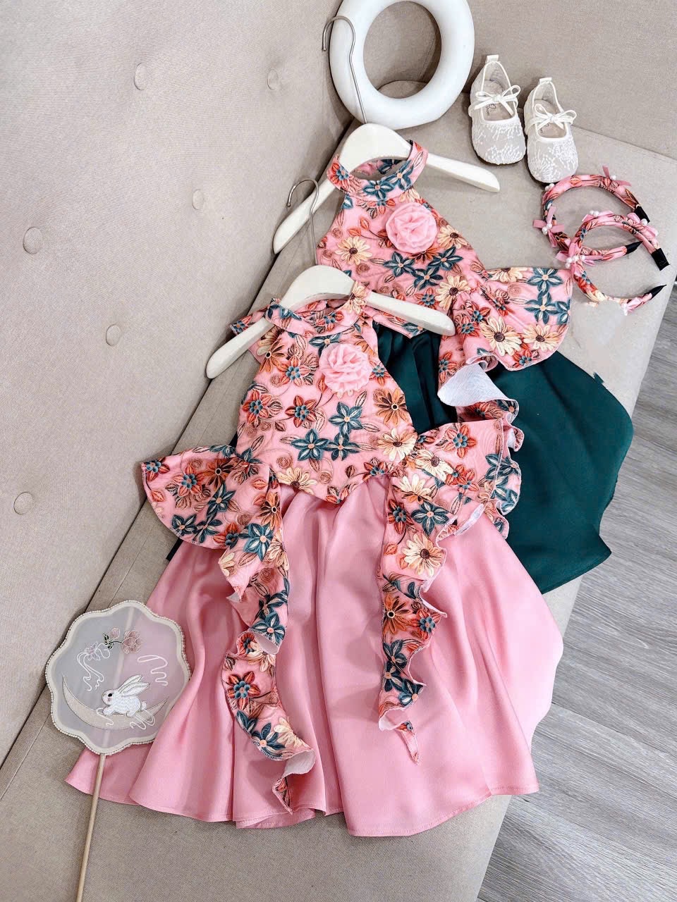 Sét gấm hoa cổ yếm tua rua kèm bờm cv lụa đẹp bé gái