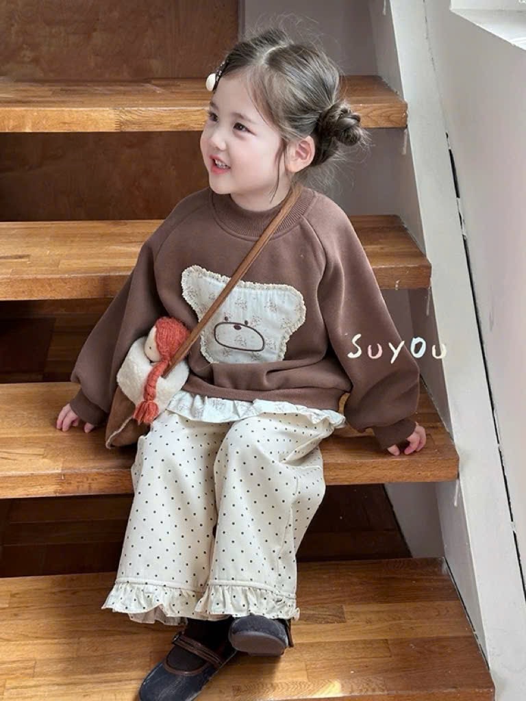 Sét áo nỉ mặt gấu quần trắng chấm bi bé gái