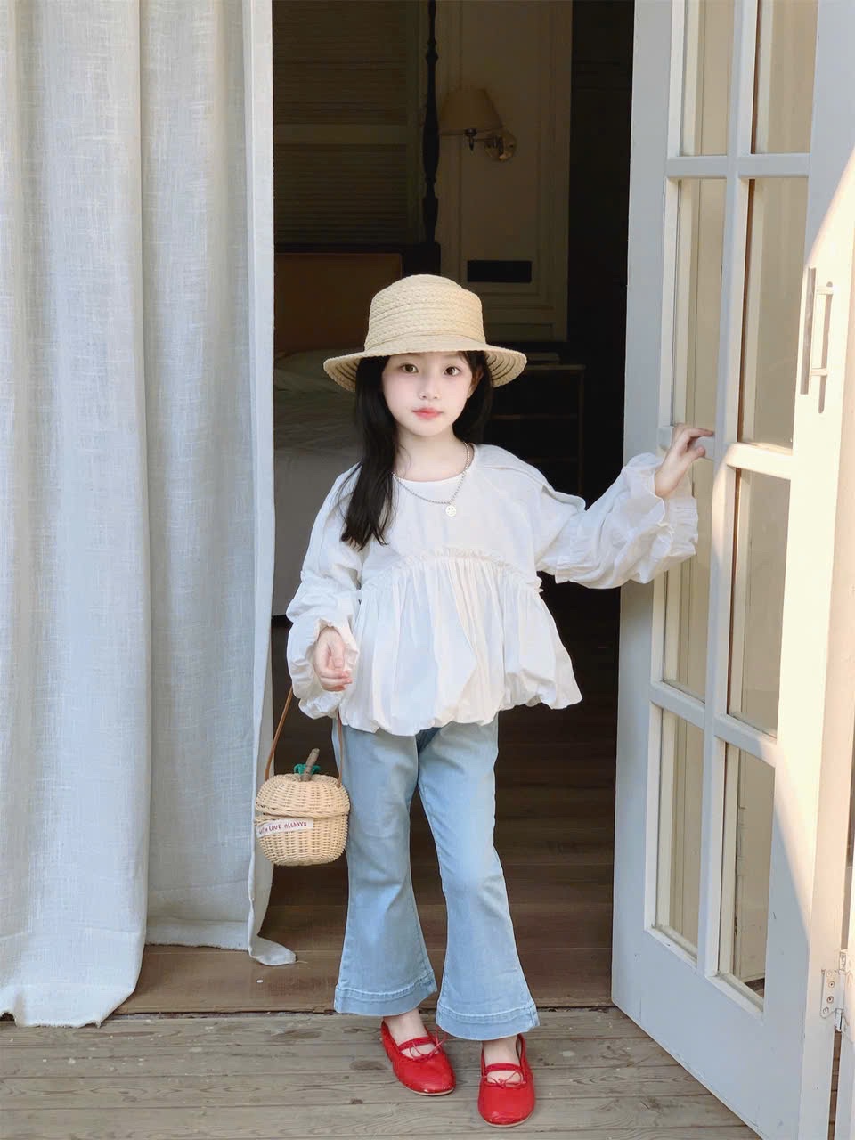 Sét áo trắng babydoll tay tùng quần bò loe bé gái