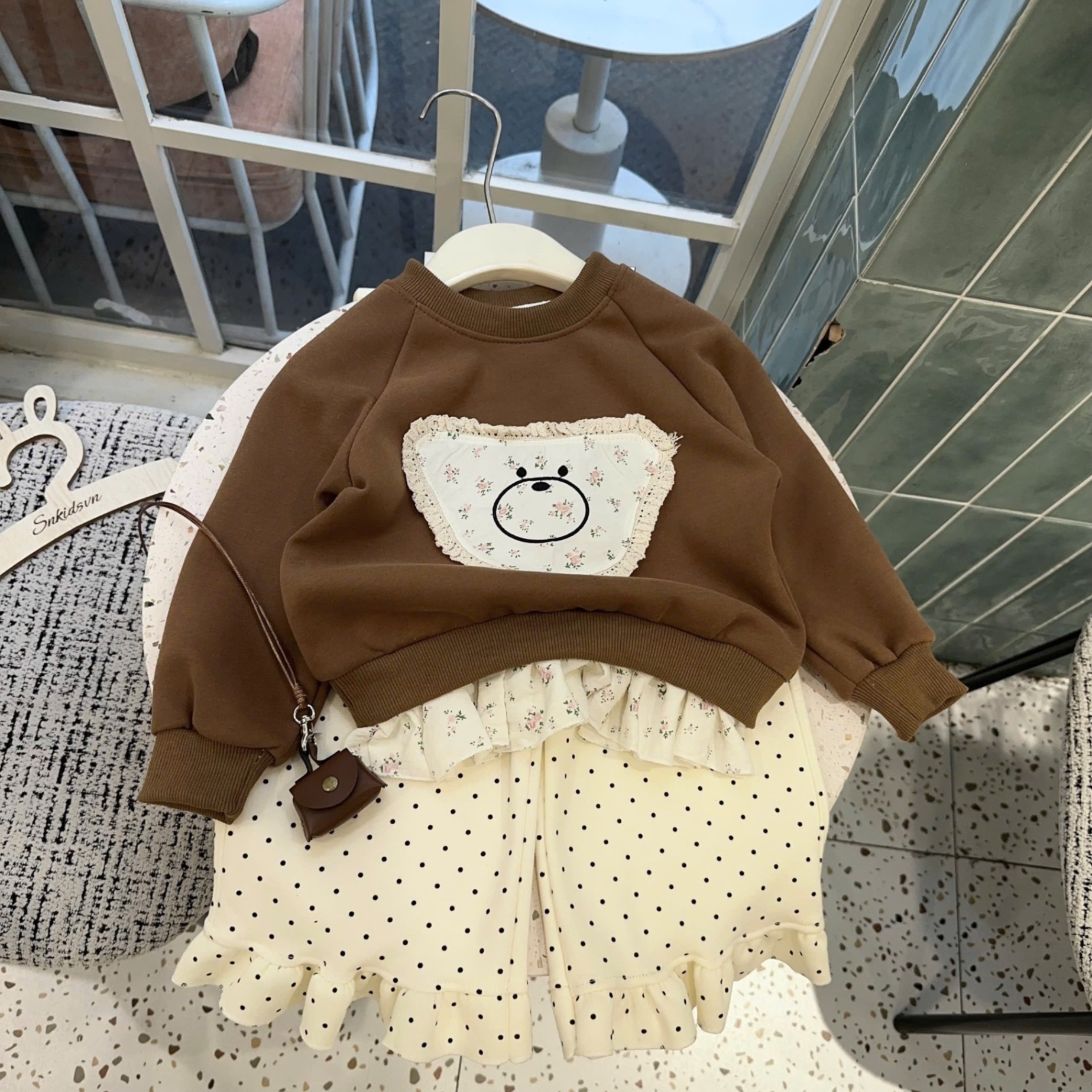 Sét áo nỉ mặt gấu quần trắng chấm bi bé gái