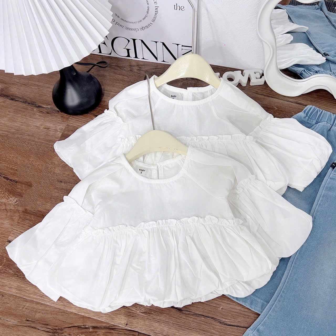 Sét áo trắng babydoll tay tùng quần bò loe bé gái