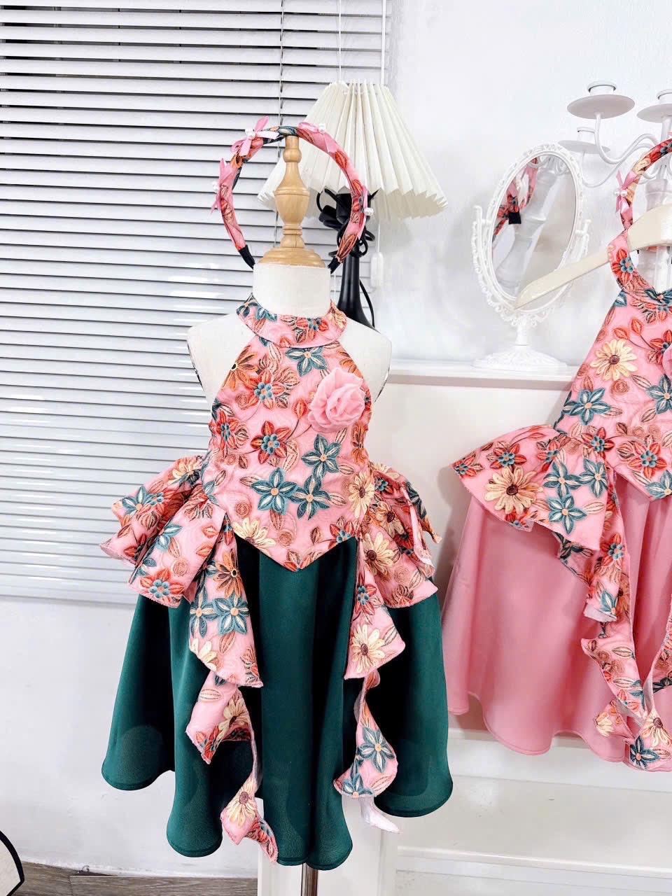 Sét gấm hoa cổ yếm tua rua kèm bờm cv lụa đẹp bé gái