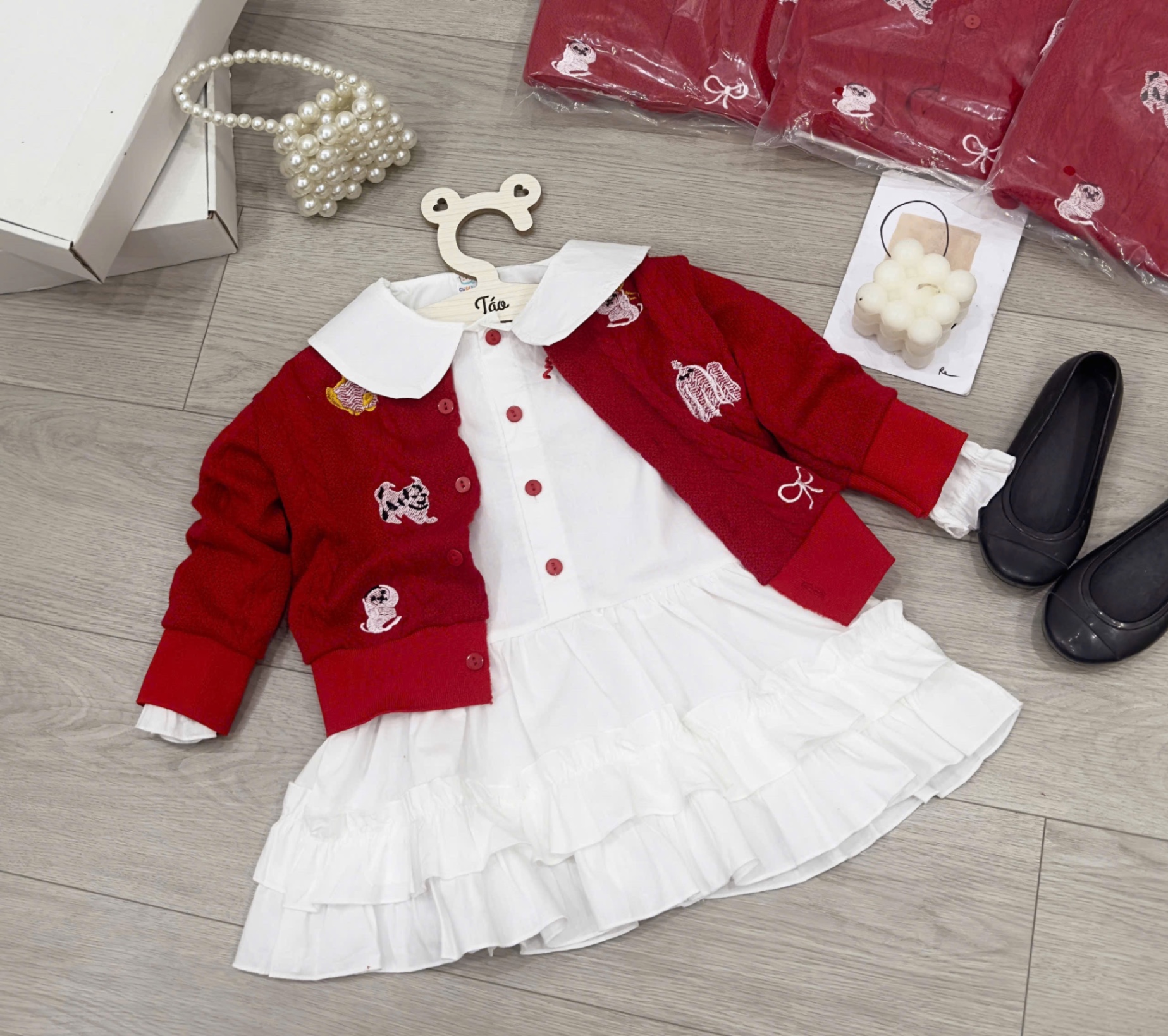 Sét áo len đỏ kèm váy trắng bé gái