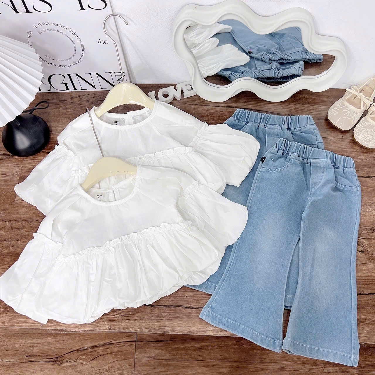 Sét áo trắng babydoll tay tùng quần bò loe bé gái