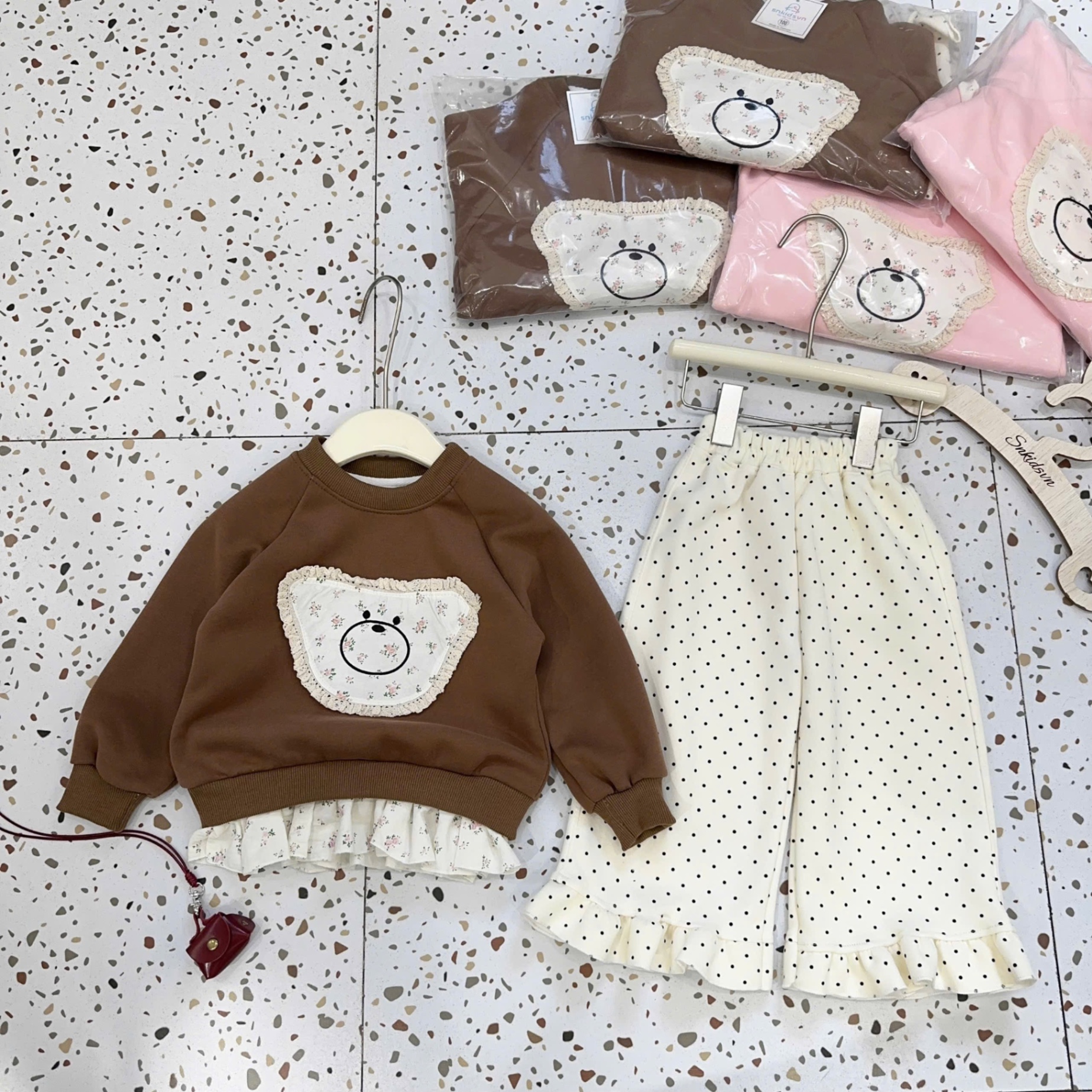 Sét áo nỉ mặt gấu quần trắng chấm bi bé gái