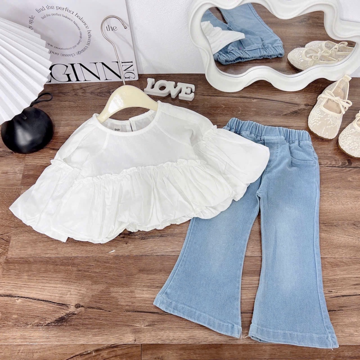 Sét áo trắng babydoll tay tùng quần bò loe bé gái