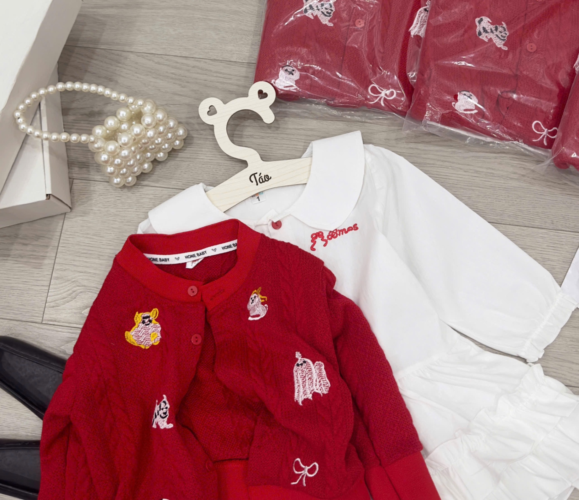 Sét áo len đỏ kèm váy trắng bé gái